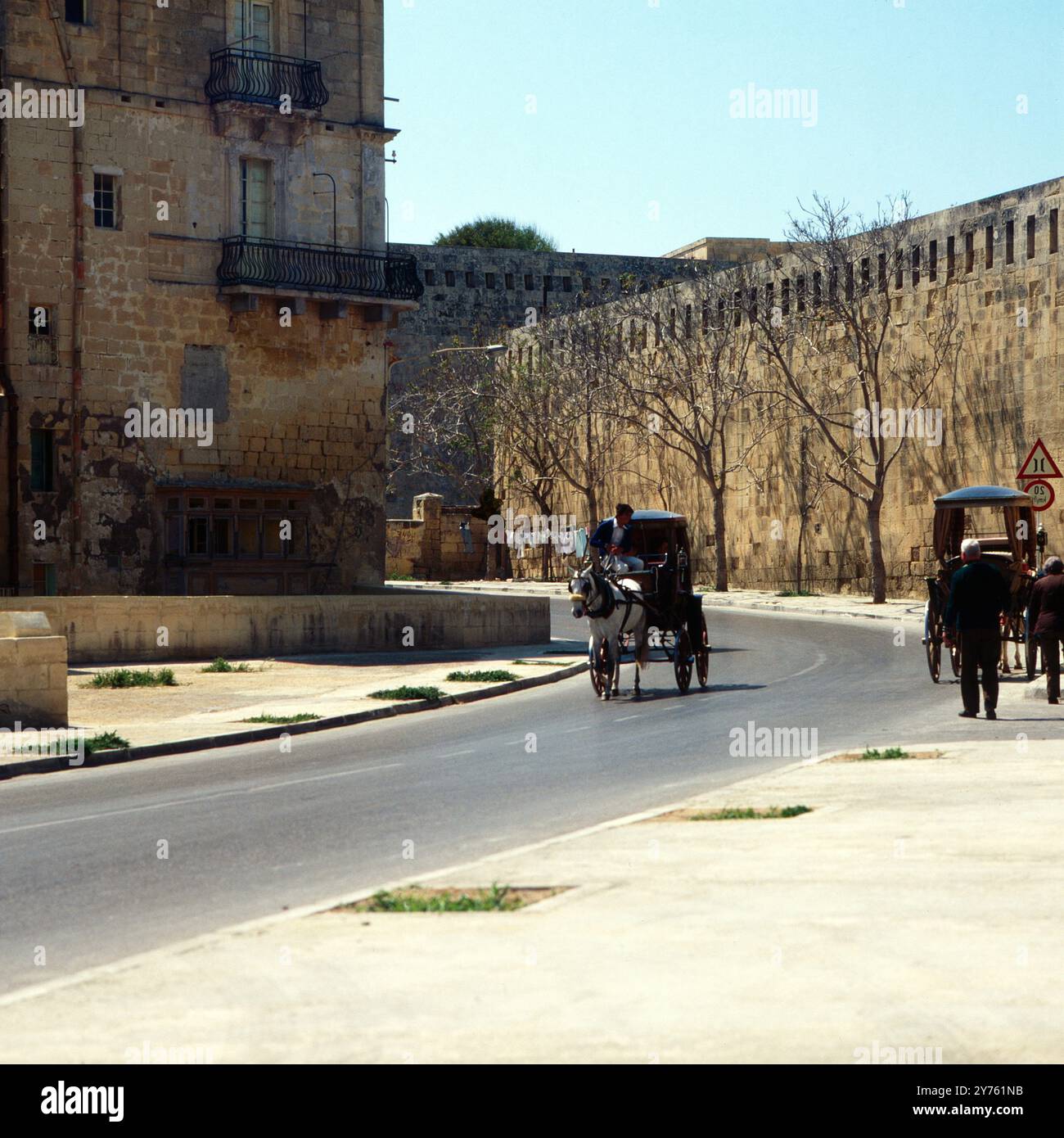 Zwei Pferdekutschen auf den Straßen der Inselhauptstadt la Valletta auf der Insel Malta, um 1984. Banque D'Images