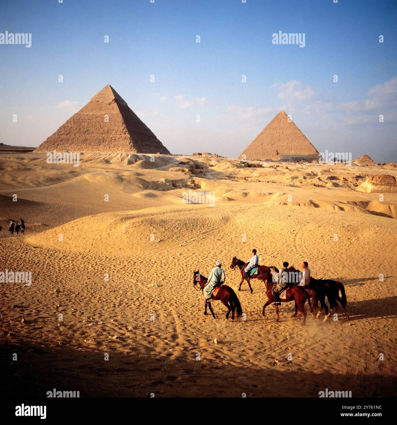 Touristengruppen BEI einem Ausritt zwischen den Pyramiden des Chephren (liens) und des Cheops auf dem Pyramidenplateau in Gizeh, Ägypten um 1987. Banque D'Images