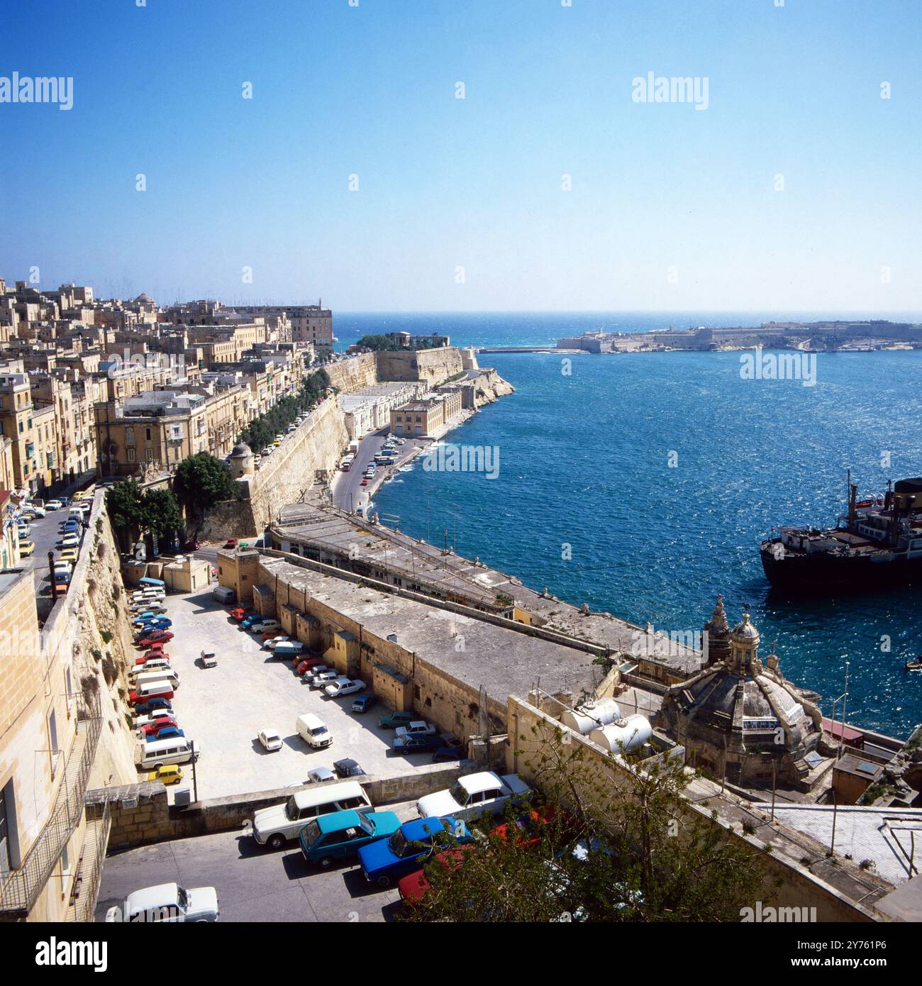 Malerischer Blick auf den Eingang des Hafens von la Valletta, der Inselhauptstadt von Malta, um 1984. Banque D'Images