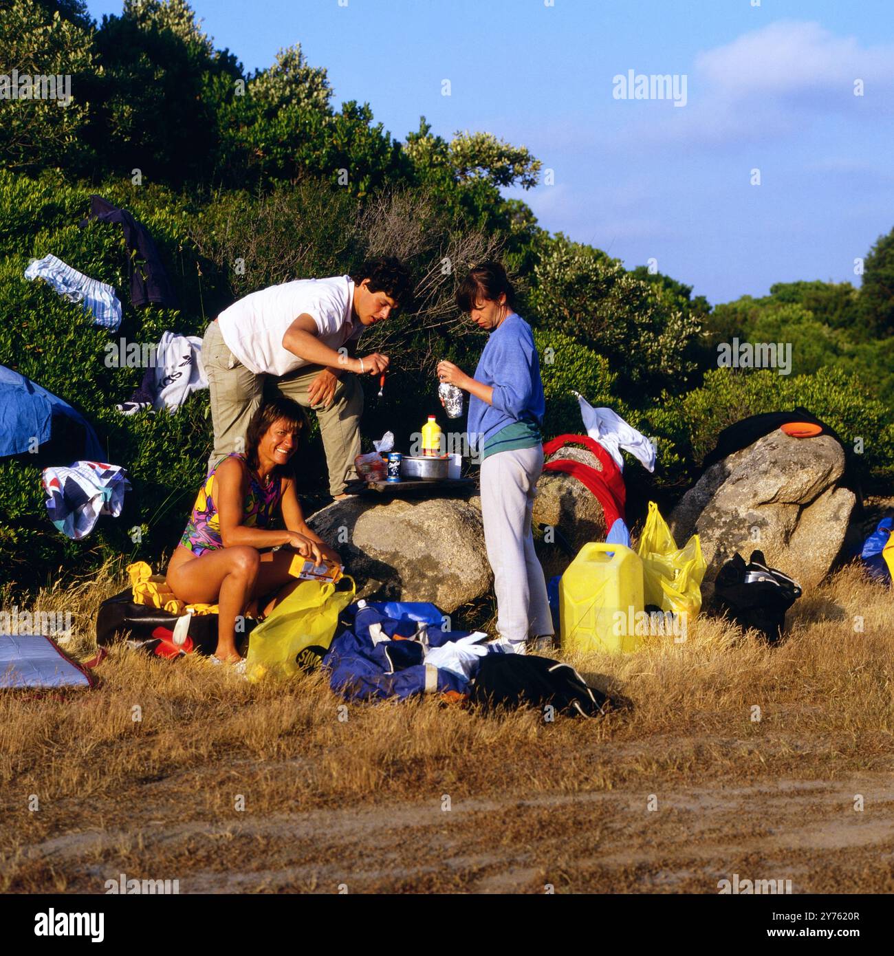 Touristen auf einer Schlauchboottour schagen ihr Lager an der Küste der Insel Korsika auf, um 1985. Banque D'Images