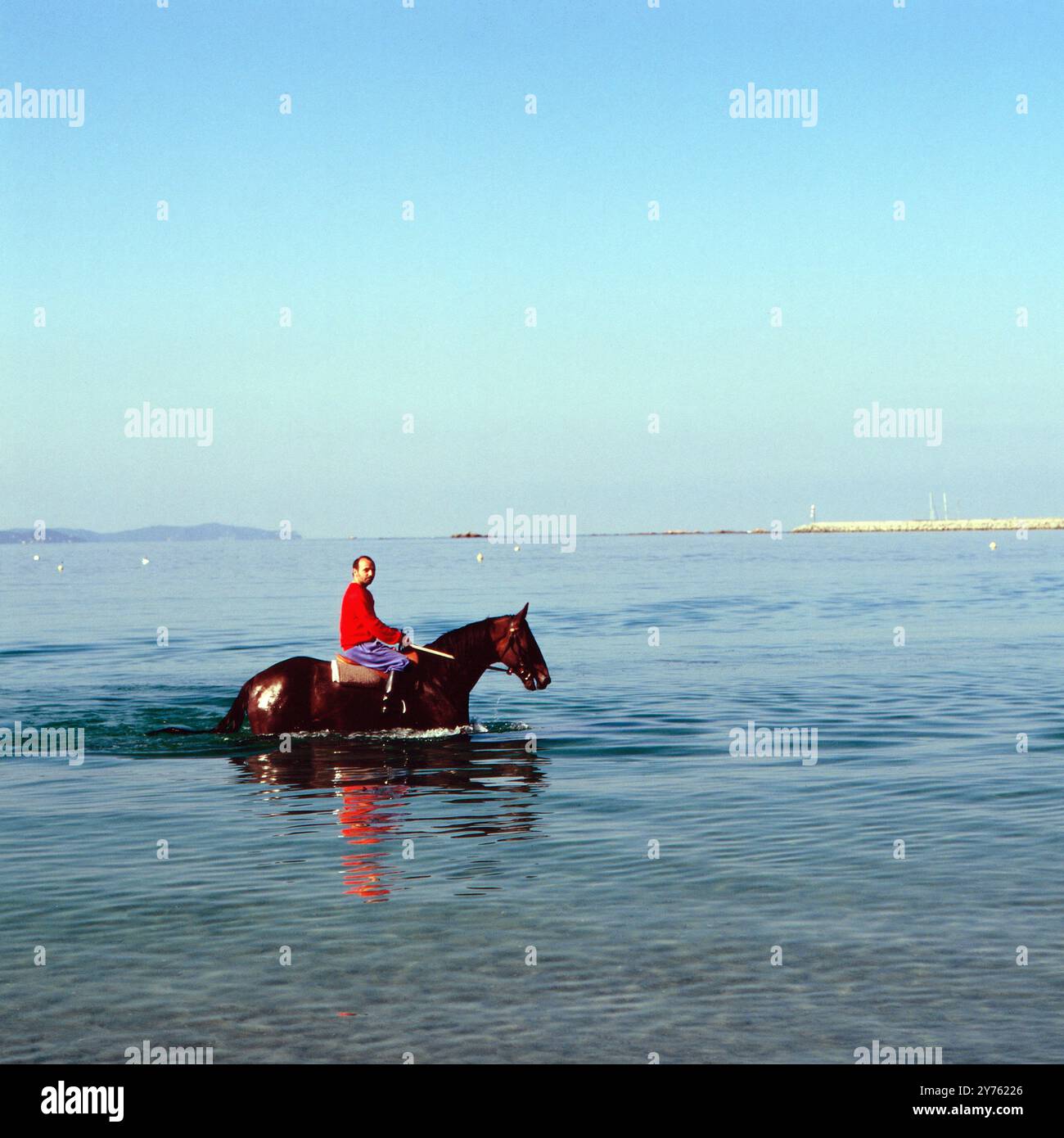 Austrtt mit dem Pferd durch das küstennahe Wasser BEI Ajaccio auf der Insel Korsika, um 1985. Banque D'Images