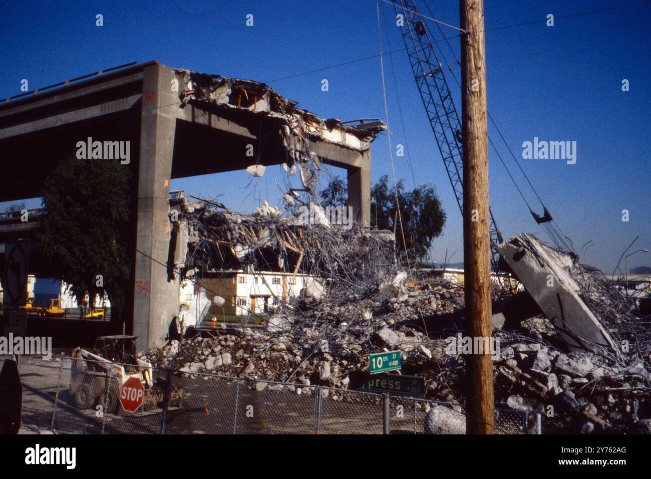 Schwerlastkräne und Bagger sichern Trümmerteile nach dem Loma Prieta Erdbeben in San Francisco, USA 1989. Banque D'Images