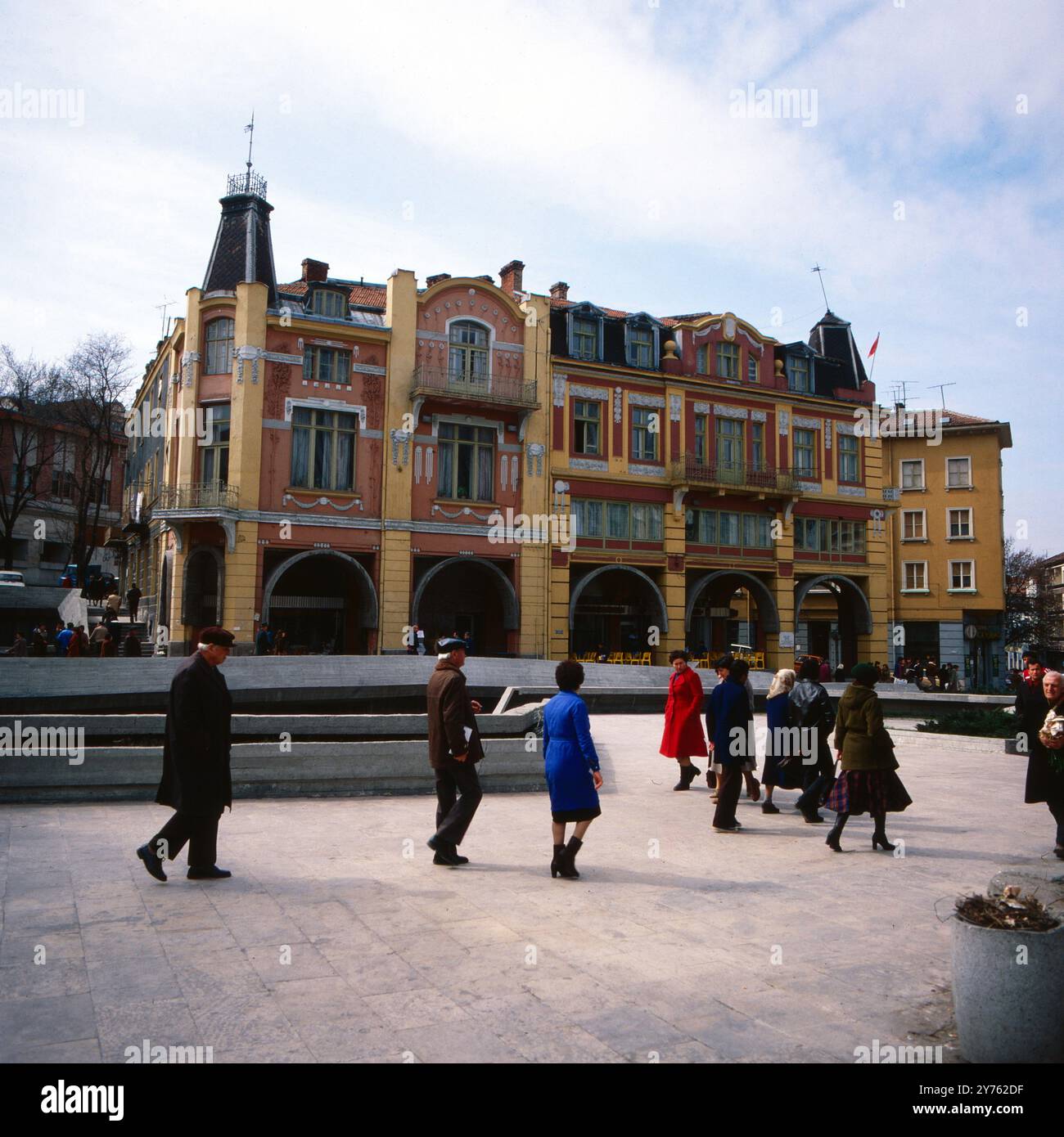 Eckhaus aus der Zeit des Jugendstil in der Innenstadt von Plovdiv, Bulgarien um 1990. Banque D'Images