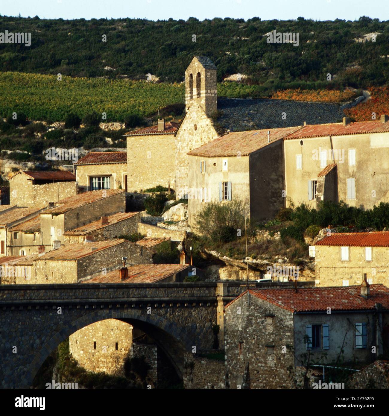 Kirche Saint Etienne in der Gemeinde Minerve im Departement Herault, Frankreich um 1985. Banque D'Images