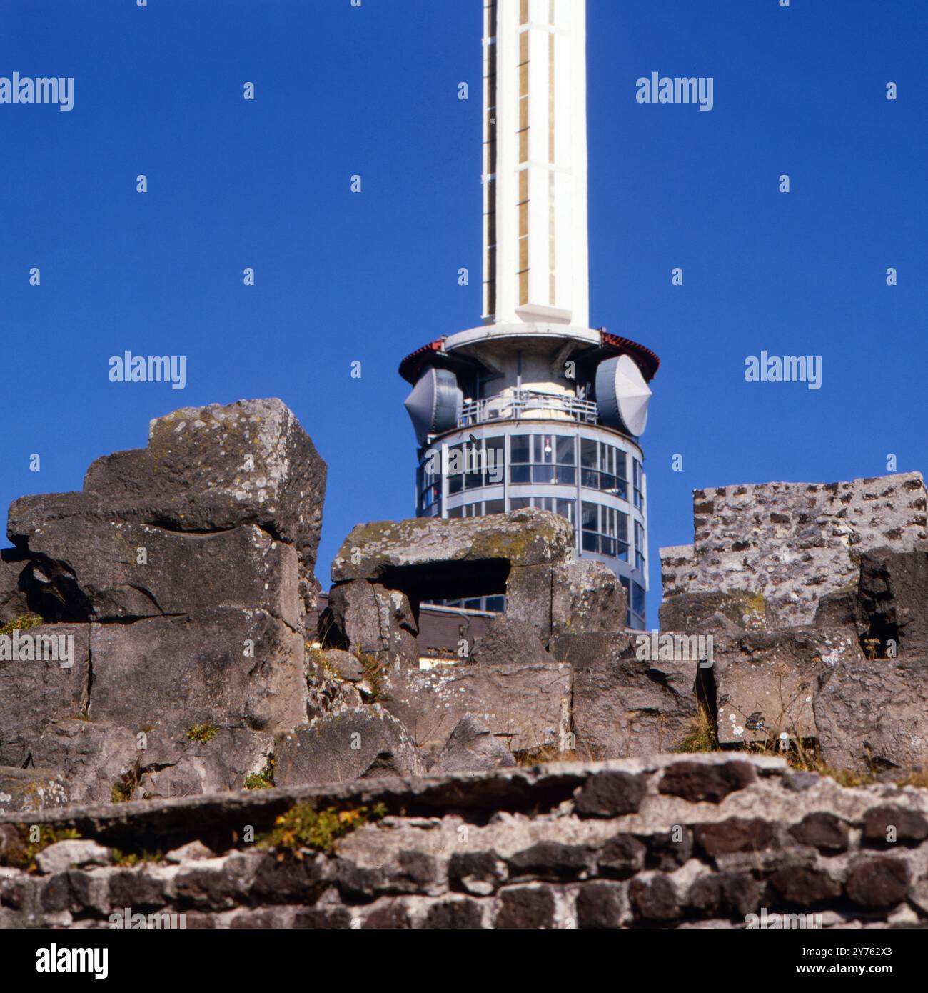 UKW- und TV-Funkturm vom Sender Puy de Dome auf dem gleichnamigen Vulkan BEI Clermont Ferrand in der Region Auvergne, Frankreich um 1985. Banque D'Images