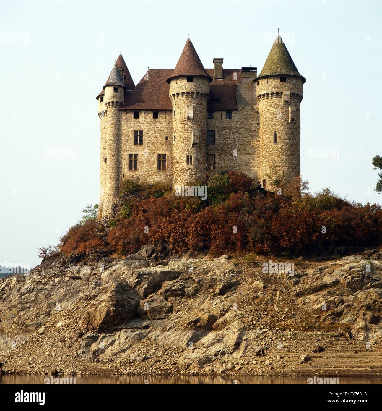 Chateau de Val in der Gemeinde Lanobre im Departement Cantal in der Region Auvergne, Frankreich um 1985. Banque D'Images