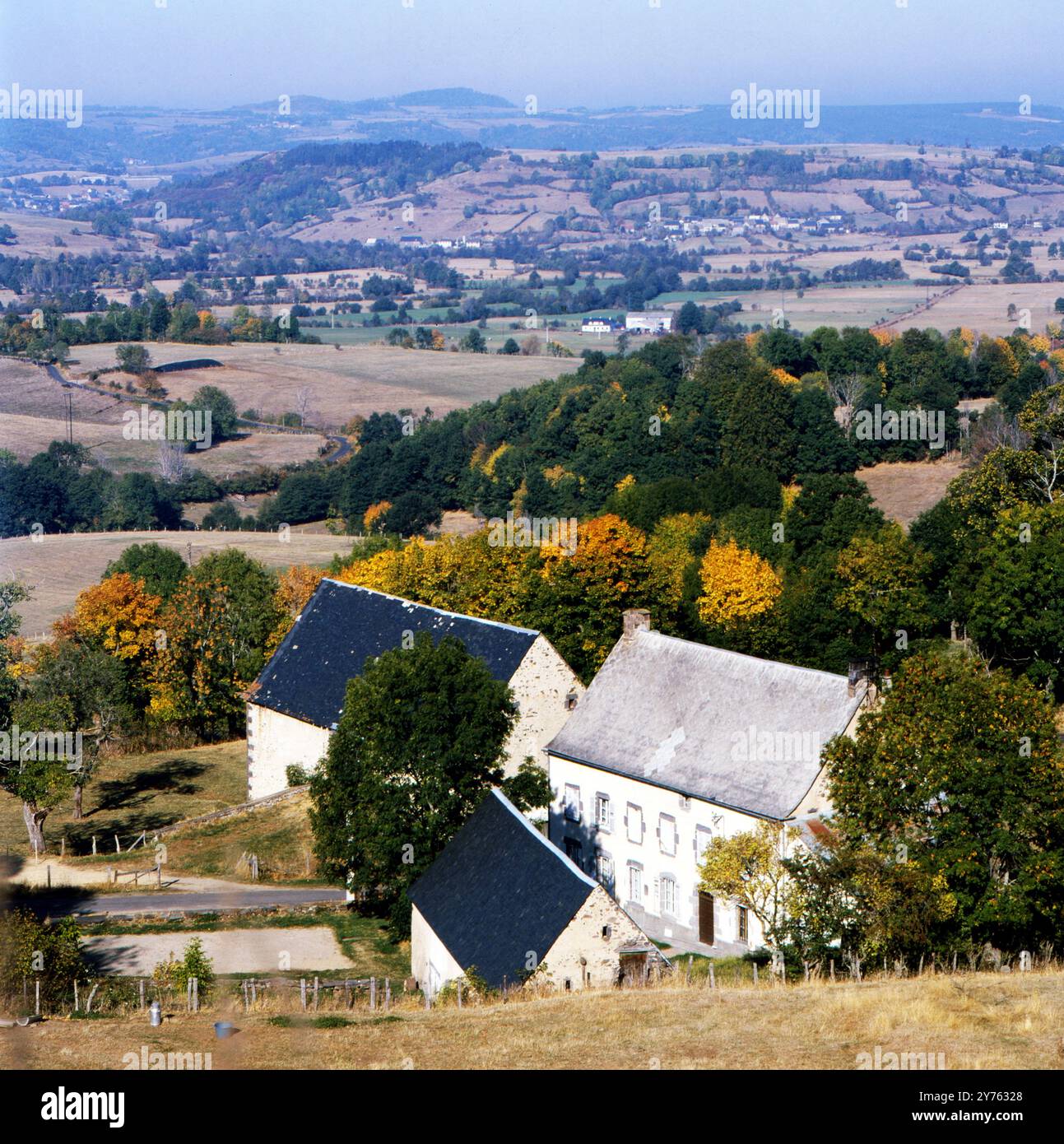 Blick auf die Gemeinde Orcival in der Region Auvergne, Frankreich um 1985. Banque D'Images