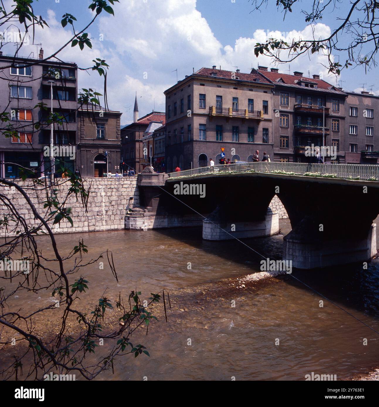 Die Lateinerbrücke - über - früher Principbrücke den Fluss Miljacka im Stadtzentrum von Sarajevo in der Region Bosnien Herzégovine, Jugoslawien um 1981. Banque D'Images