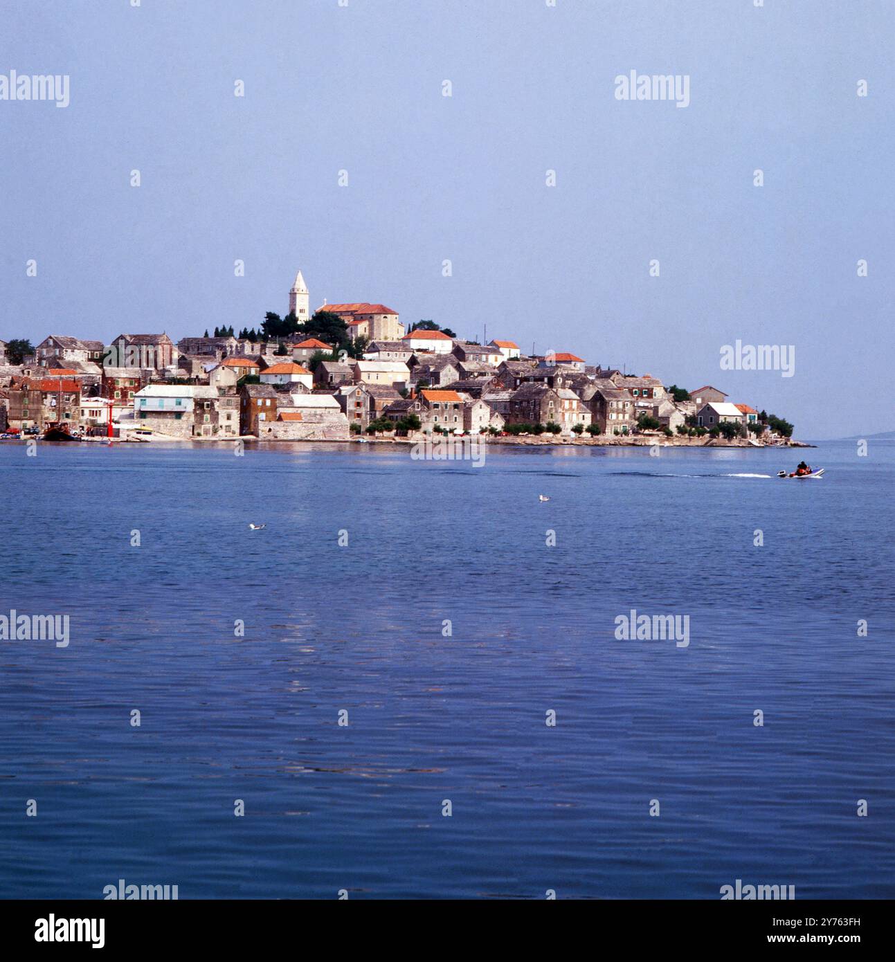 Blick auf die Halbinsel mit der Gemeinde Primosten in der Region Kroatien, Jugoslawien um 1981. Banque D'Images