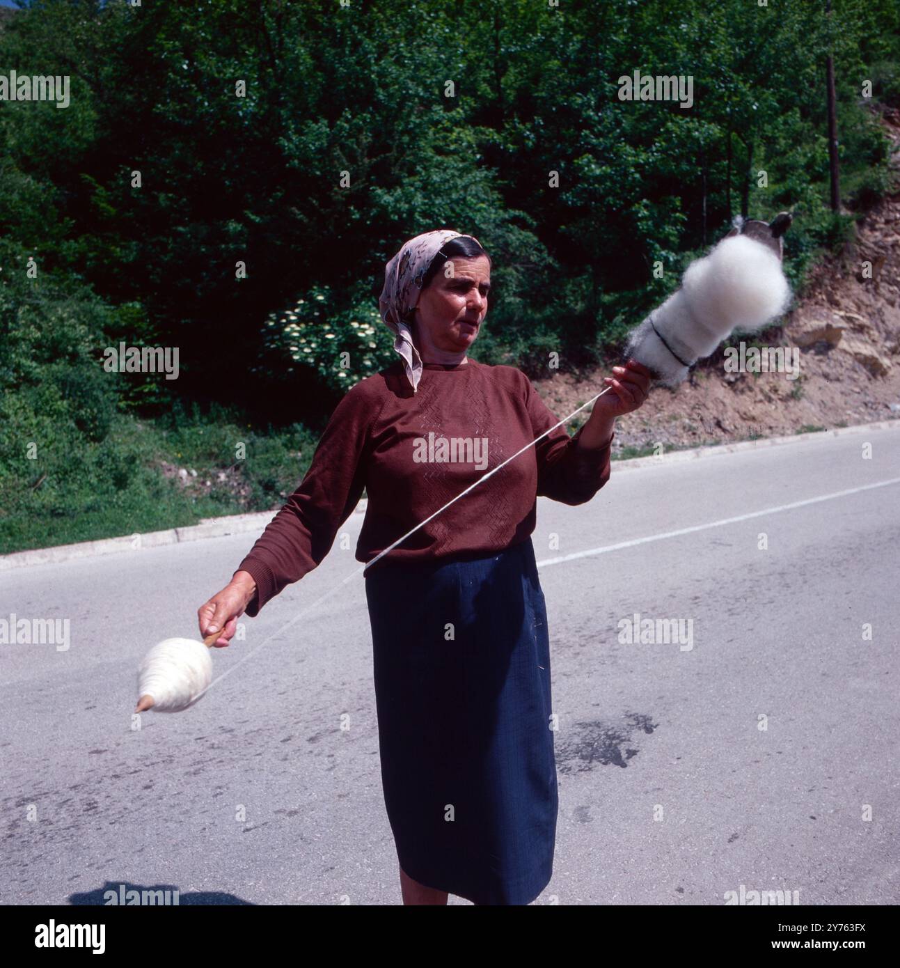 Spinnerin am Wegesrand BEI Sarajevo in der Region Bosnien Herzégovine, Jugoslawien um 1981. Banque D'Images