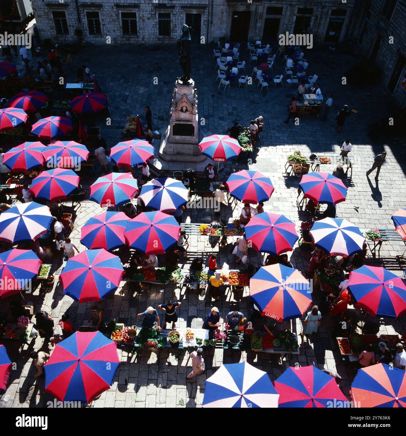 Unter den Sonnenschirmen ist Markttag in Dubrovnik in der Region Kroatien, Jugoslawien um 1981. Banque D'Images