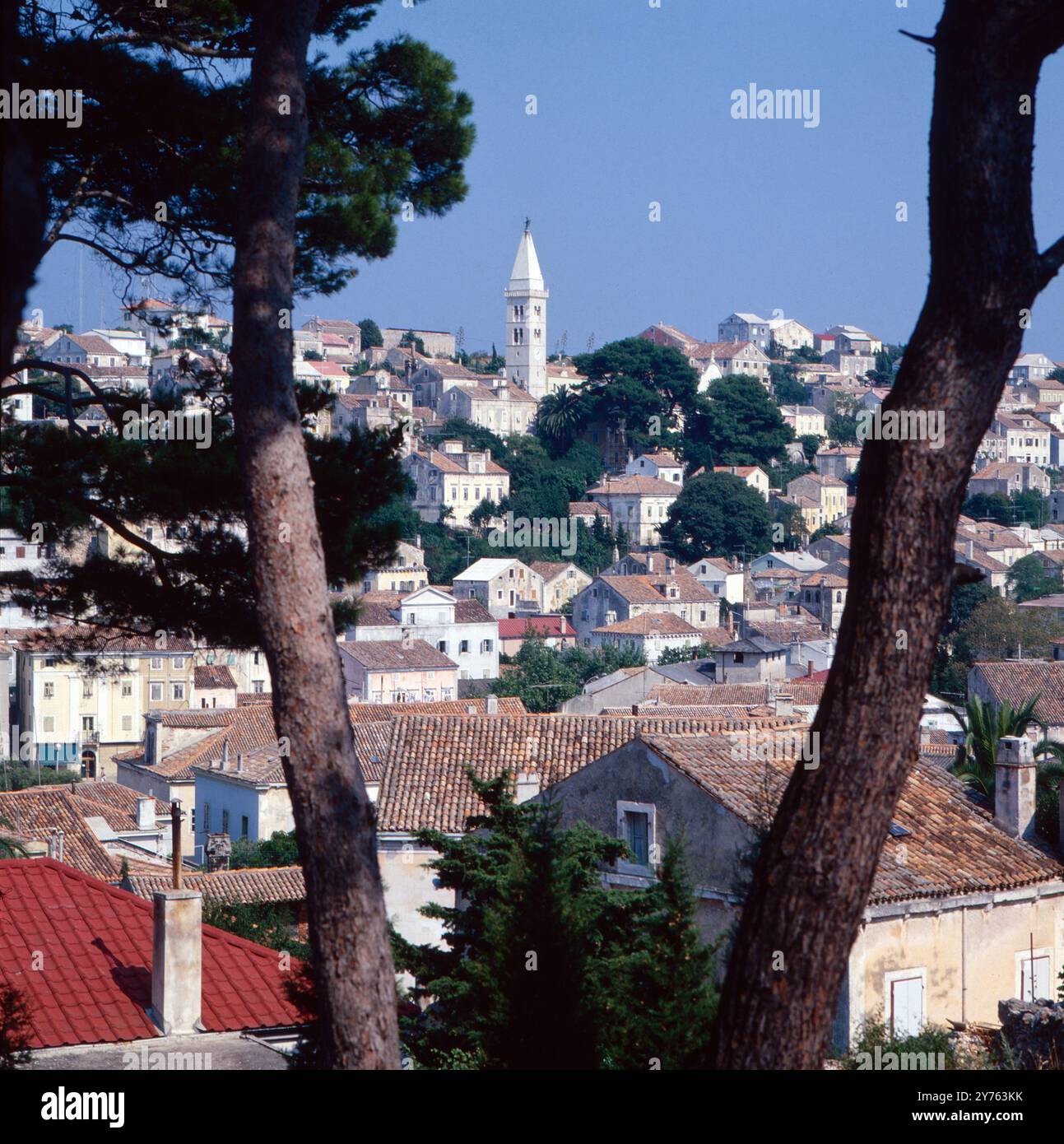 Blick durch eine Astgabel auf die Satdt Mali Losninj auf der Insel Losinj in der Region Kroatien, Jugoslawien um 1981. Banque D'Images