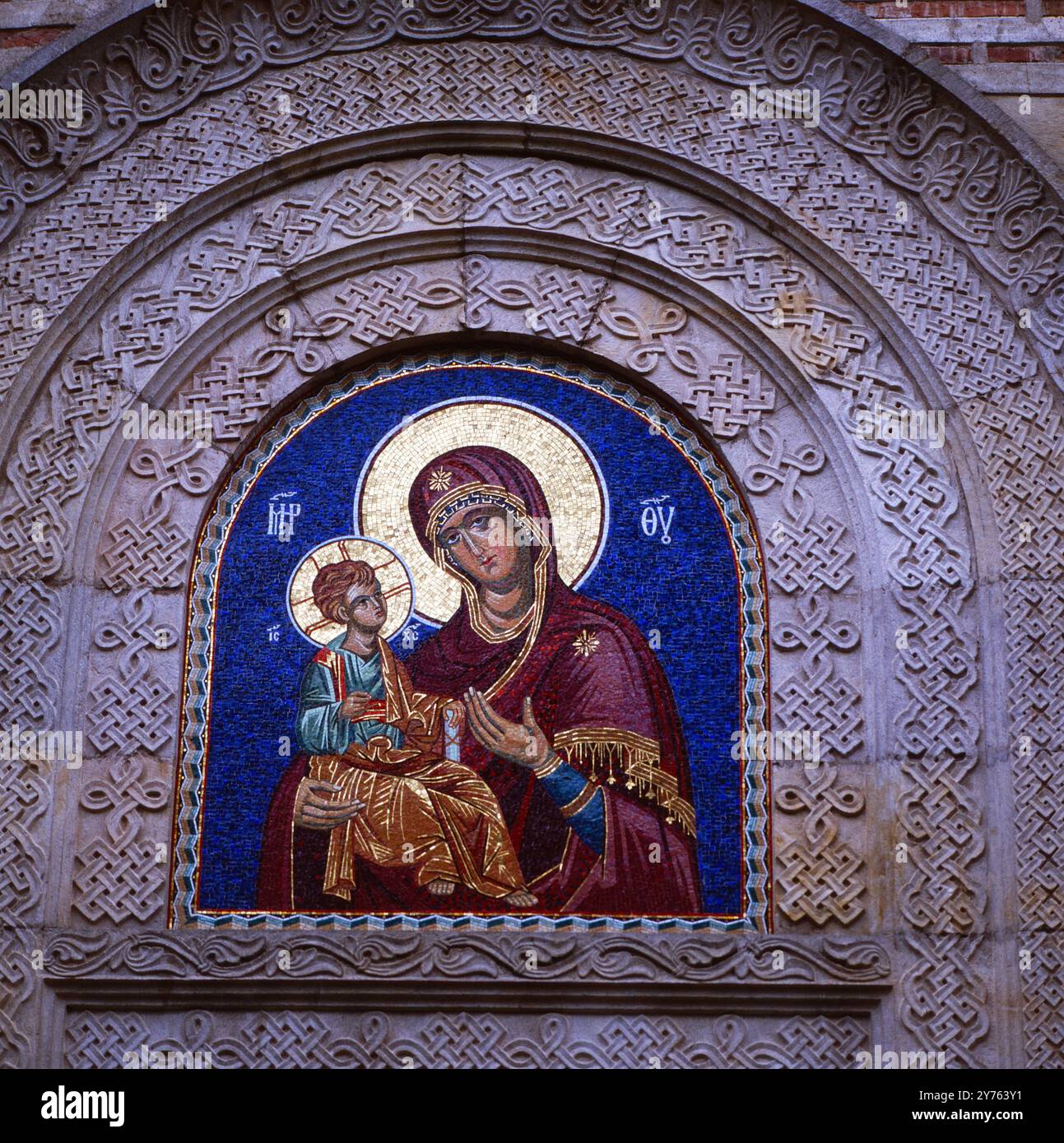 Maria mit dem Jesuskind als Mosaik über dem Hauptportal von Kloster Kalenic in der Gemeinde Kragujevac im Kosovo um 1981. Banque D'Images
