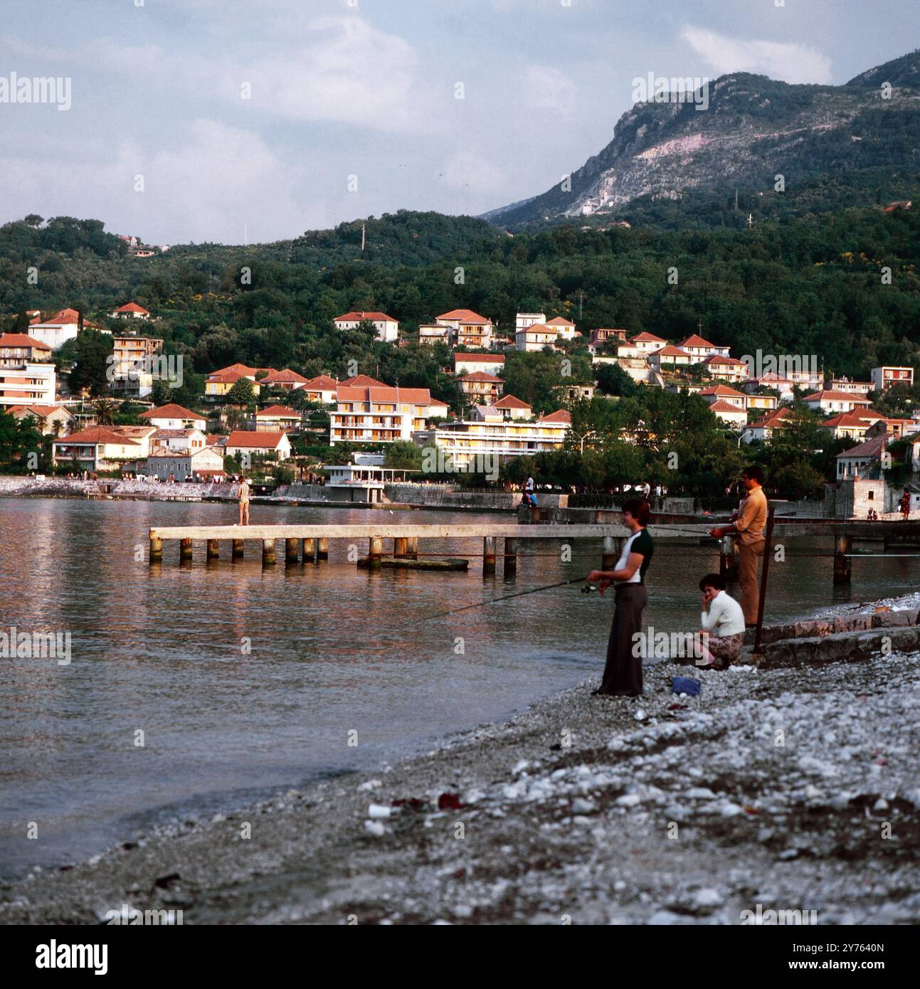 Angler versuchen ihr Glück am Strand vor Herceg Novi in der Bucht von Kotor in der Region MontenegroJugoslawien um 1981. Banque D'Images