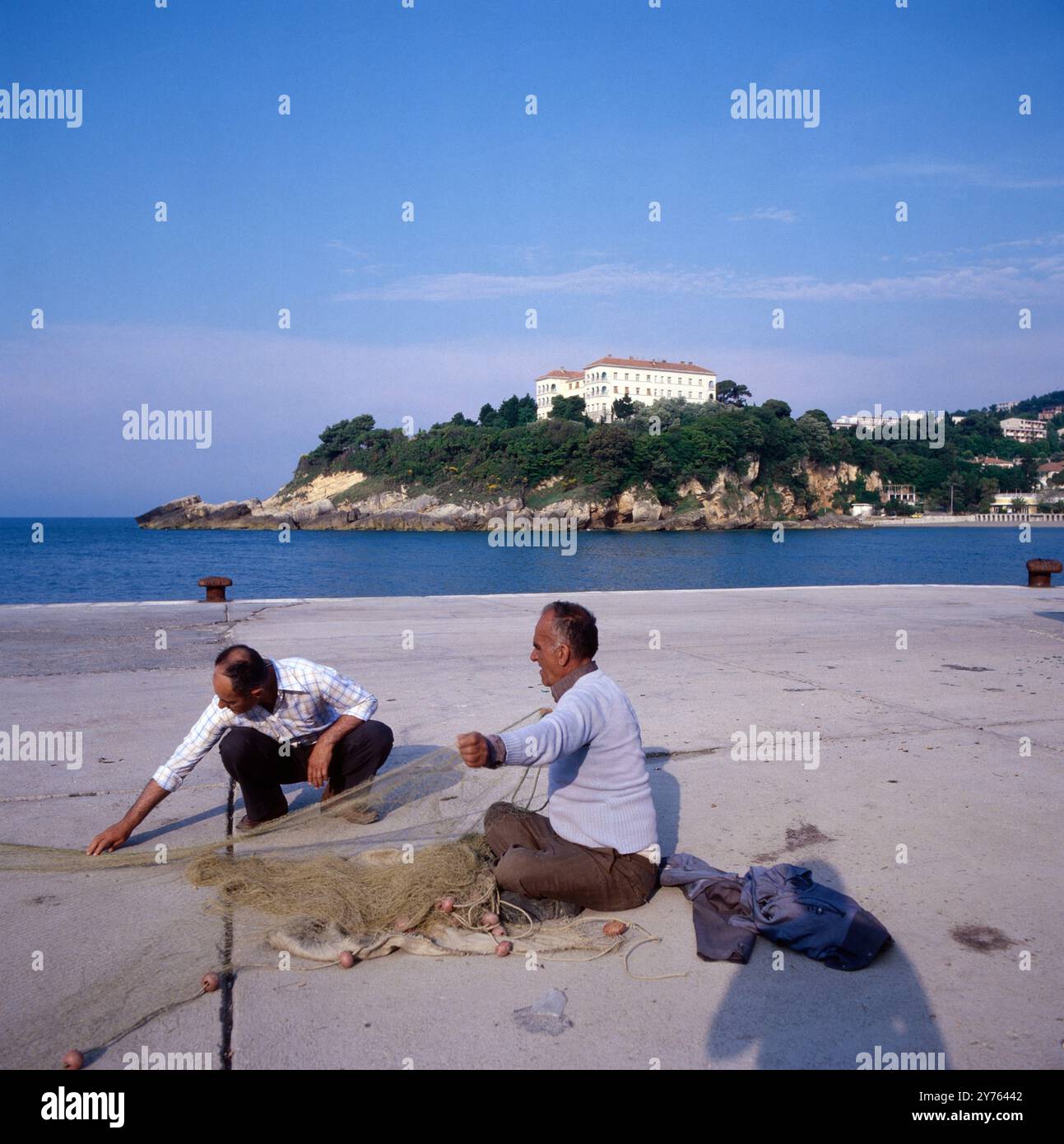 Zwei Fischer BEI Ulanj in der Region Montenegro BEI der Reparatur ihrer Netze, Jugoslawien um 1981. Banque D'Images