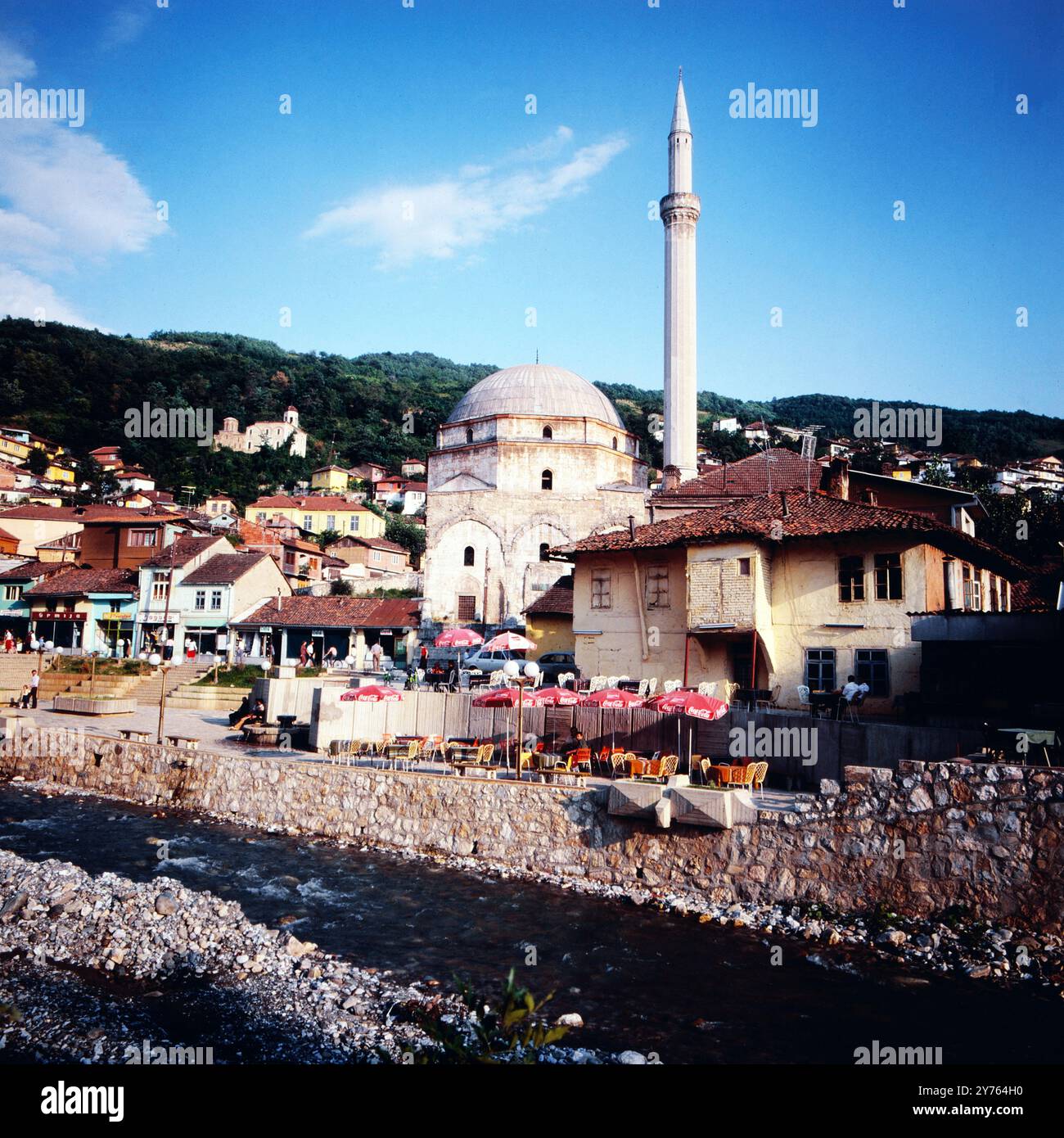 Die Sinan-Pascha-Moschee an der Promenade am Prizrenska Bistrica in Prizren im Kosovo, Jugoslawien um 1981. Banque D'Images