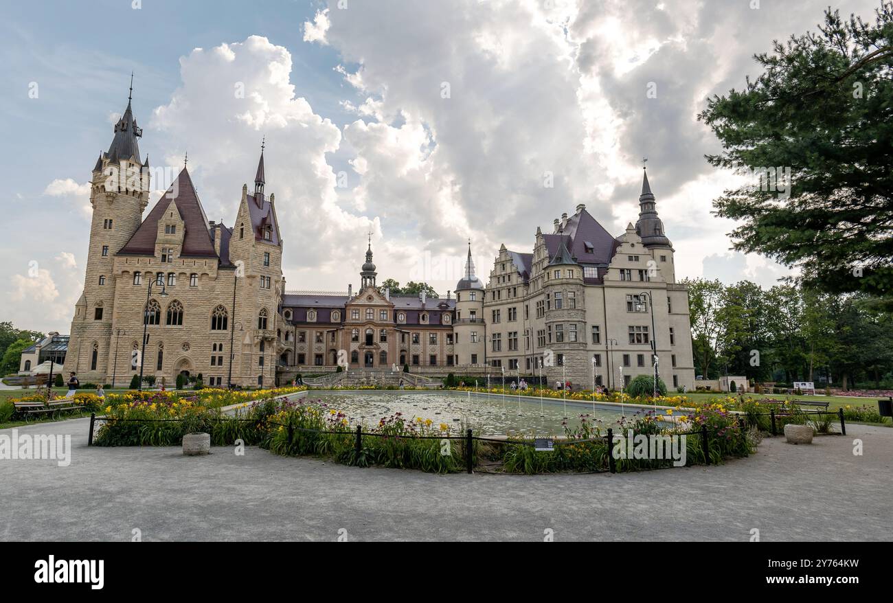 Moszna Castle bâtiment plein extérieur large plan de la grande façade du palais du 18ème siècle façade de la route panoramique fontaine, styles mixtes architectur Banque D'Images