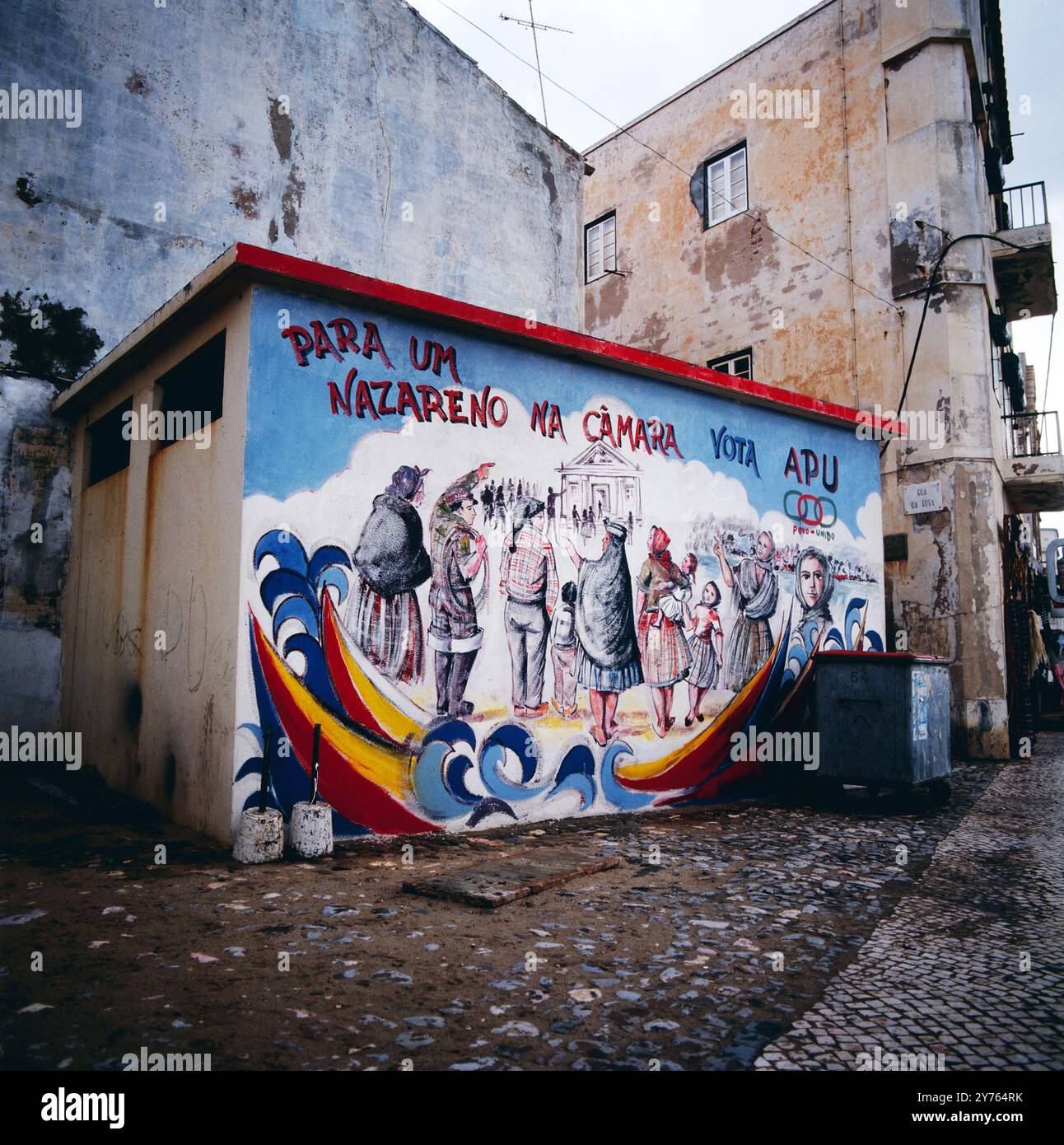 Wandmalerei um BEI einer Wahl die APU, Alianca Povo Unido, zu wählen an einer Garagenwand in Nazare in der Region Centro, Portugal um 1981. Banque D'Images