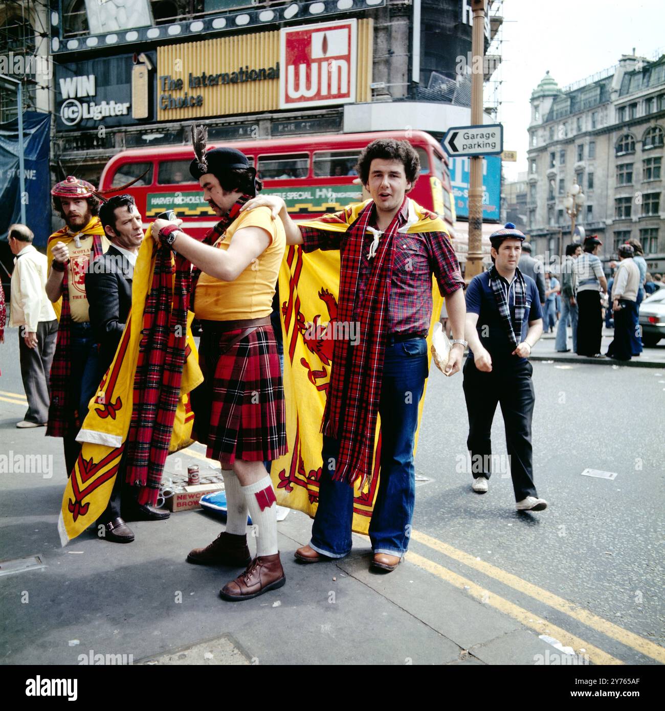 Schottische Fußballfans (im Kilt) machen Stimmung in der Londoner Innenstadt, Angleterre um 1986. Banque D'Images