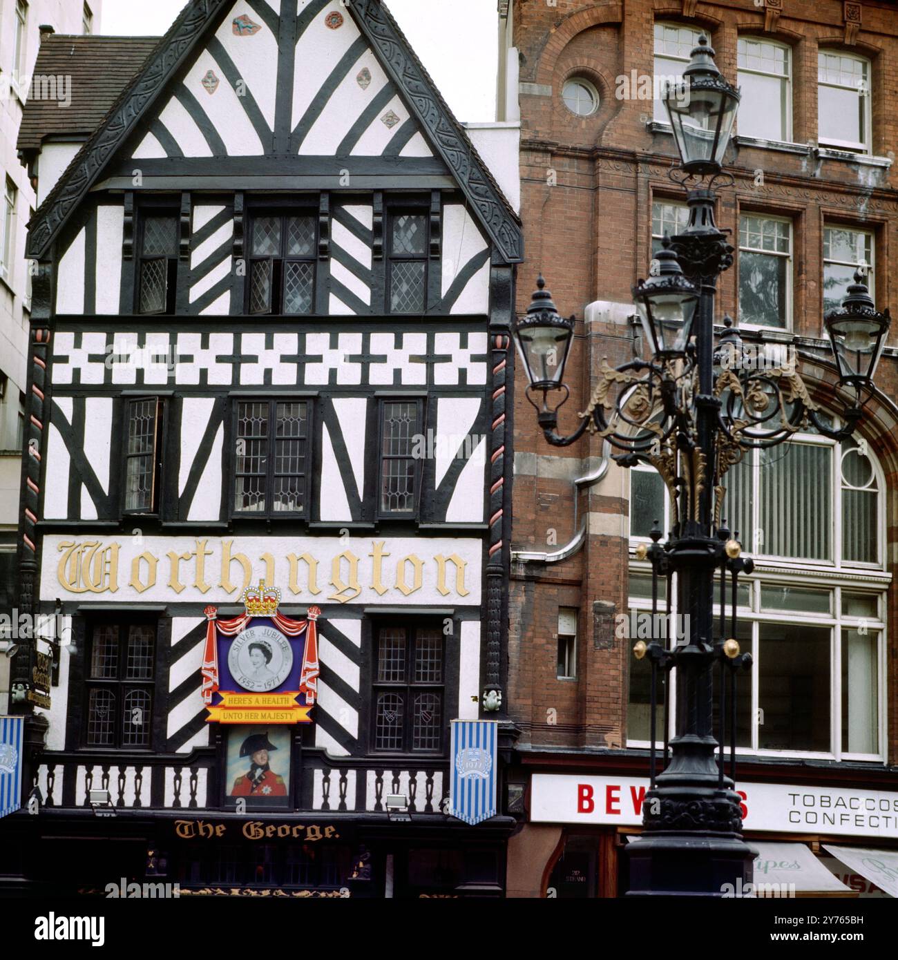 Silver-Jubillee-Plackette für Königin Elizabeth II. am Pub 'The George' in der Strand, London, nahe der Fleet Street, England um 1986. Banque D'Images