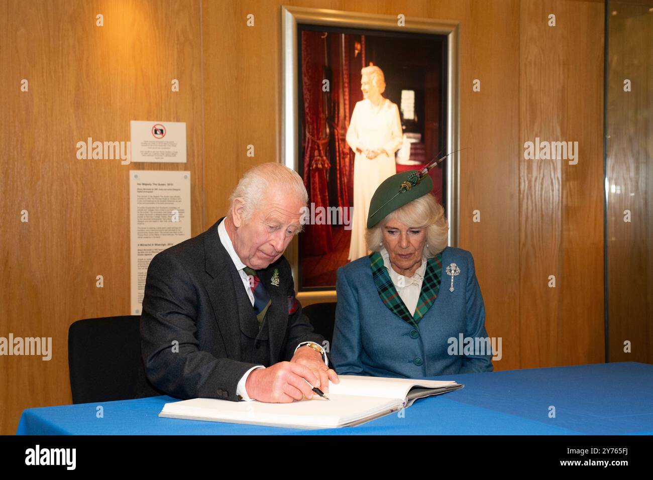 Le roi Charles III et la reine Camilla signent le livre de visiteurs à la suite d'un événement au Parlement écossais à Holyrood à Édimbourg pour marquer son 25e anniversaire. Date de la photo : samedi 28 septembre 2024. Banque D'Images