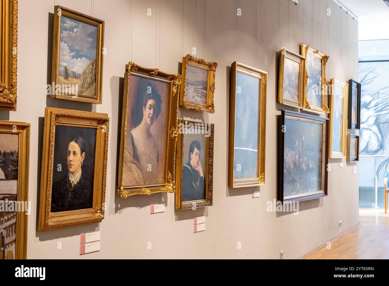 Diverses peintures différentes dans des cadres dorés dorés accrochés au mur dans le Musée d'Opole Silésie, Pologne, vue de côté, gros plan, hall du musée, personne. Banque D'Images