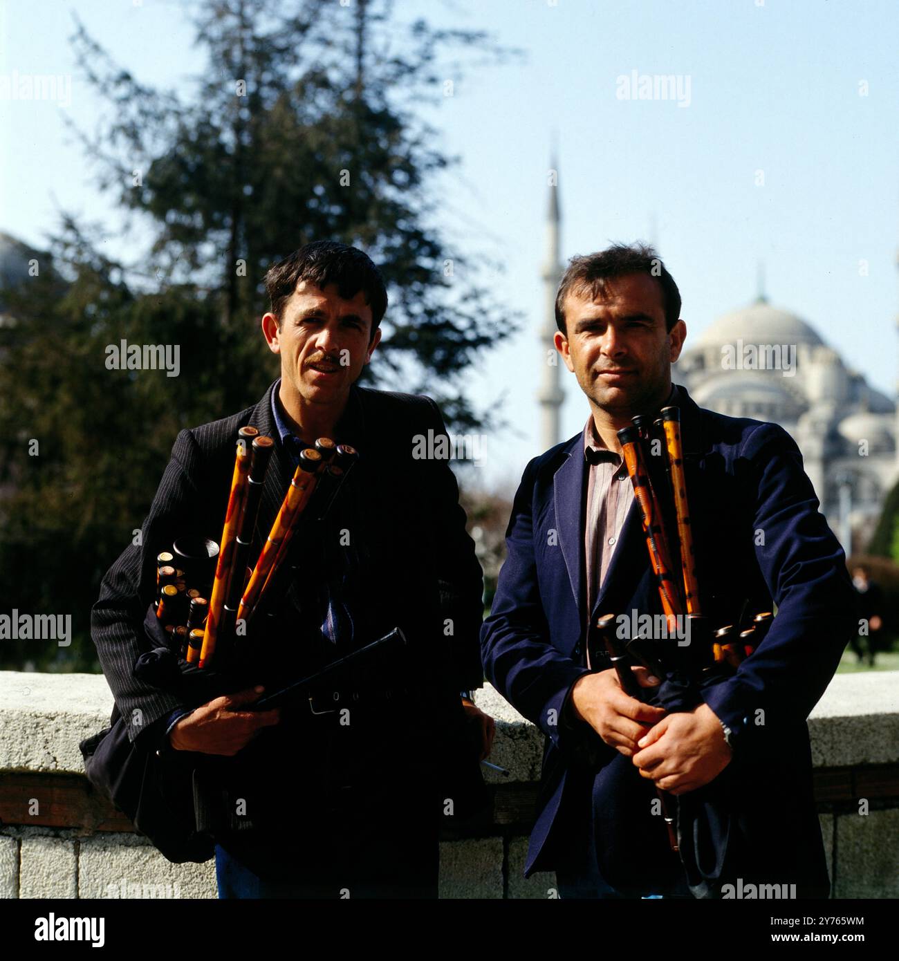 Dudelsackspieler vor der Sultan-Ahmed-Moschee (Sultanahmet Camii) à Istanbul, Türkei um 1988. Banque D'Images