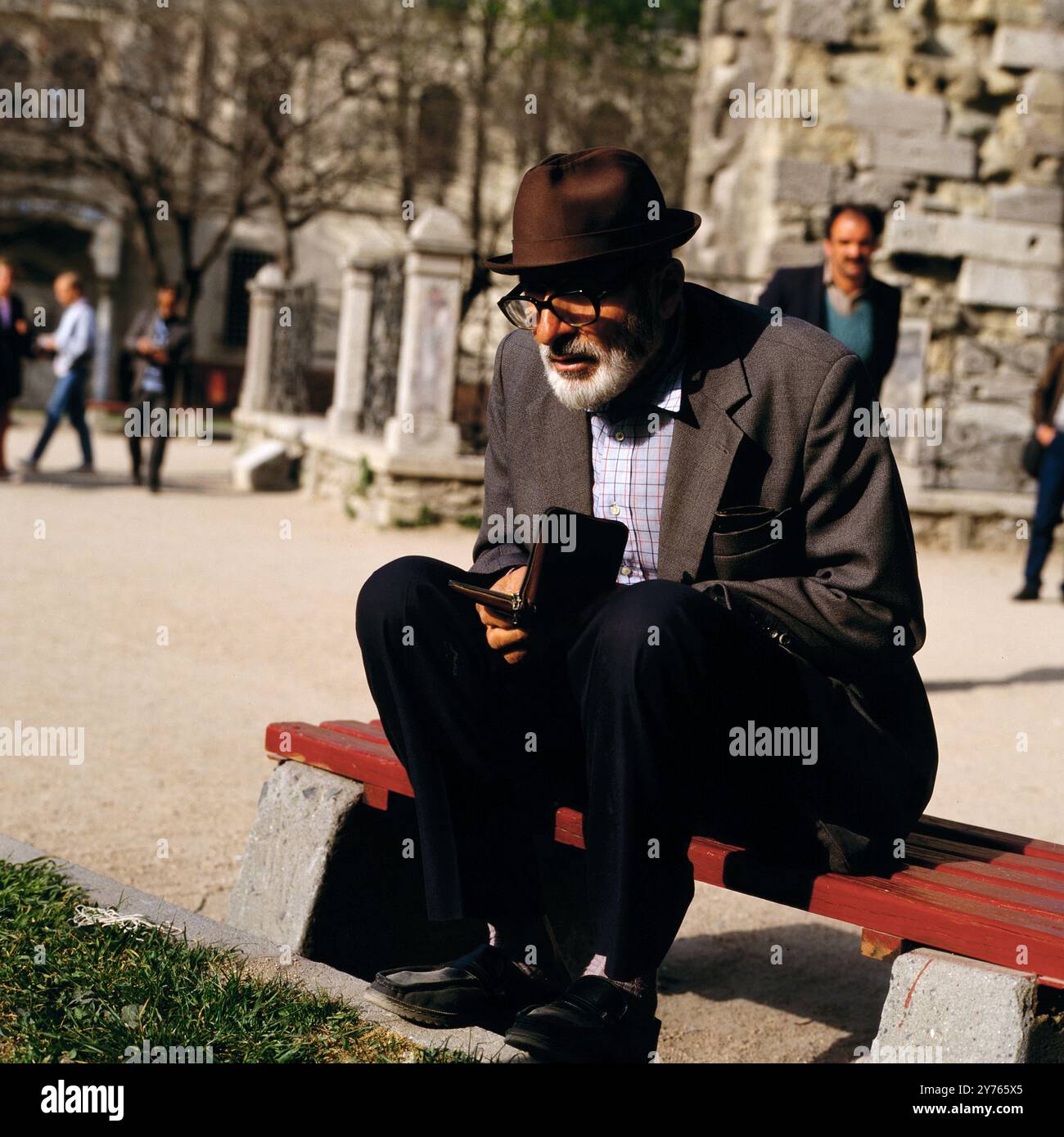 Ein Mann geht in sich und betet in Istanbul, Türkei um 1988. Banque D'Images