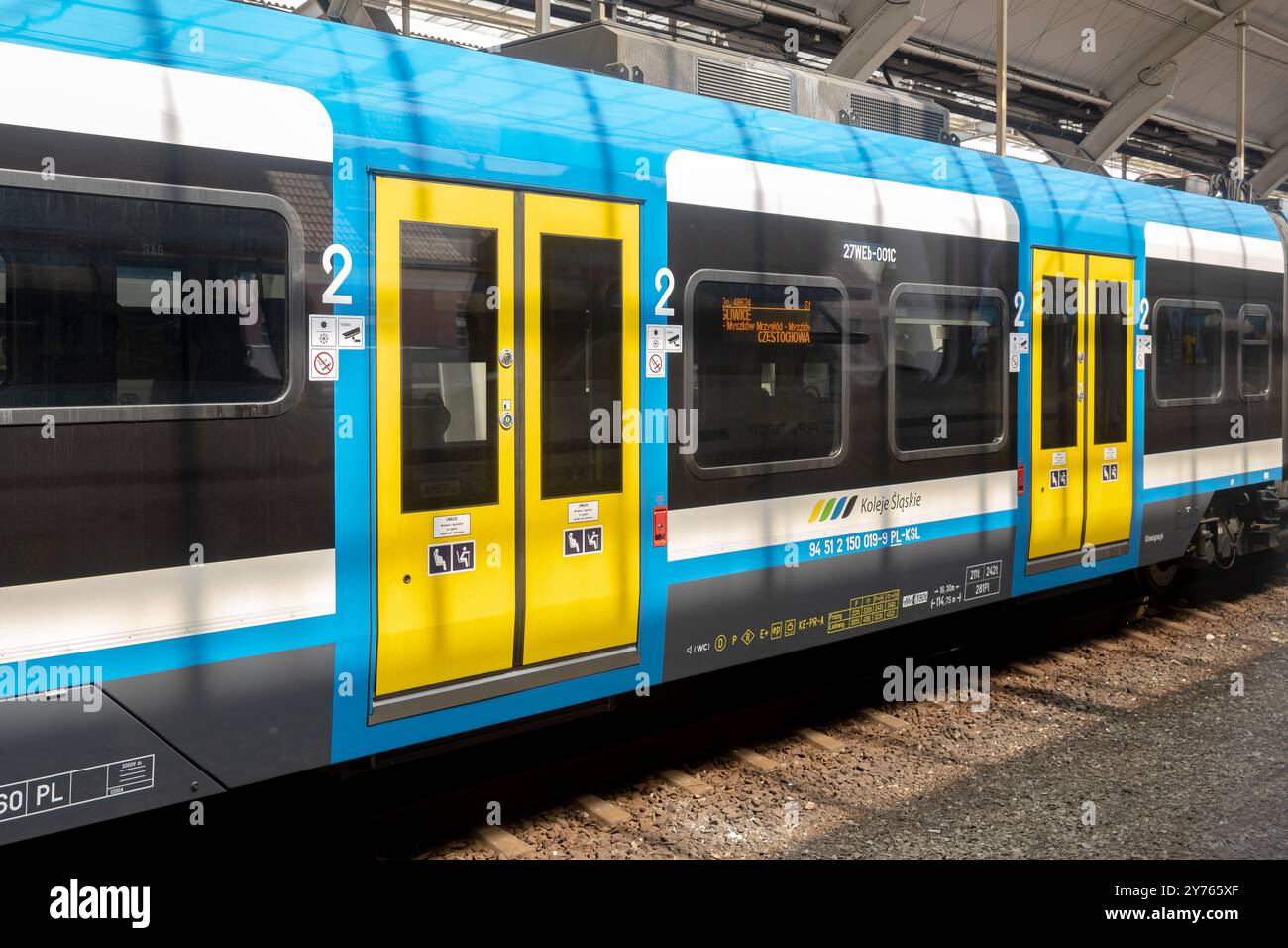 Train des chemins de fer silésiens polonais attendant sur le quai de la gare, portes d'angle vue détaillée de 2ème classe. Transport ferroviaire transport interrégional voyageurs tran Banque D'Images