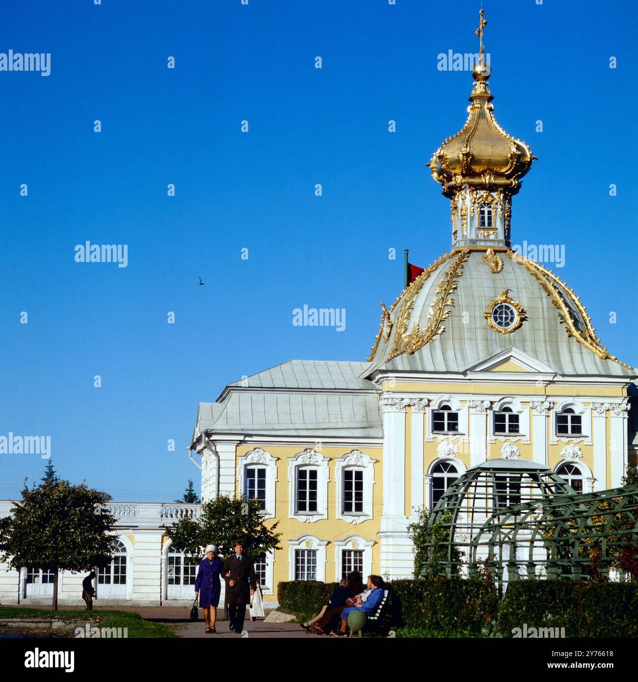 IM Garten des Schloss Peterhof nahe Leningrad (heute obtenu Petersburg), ehemalige UdSSR UM 1987. Banque D'Images