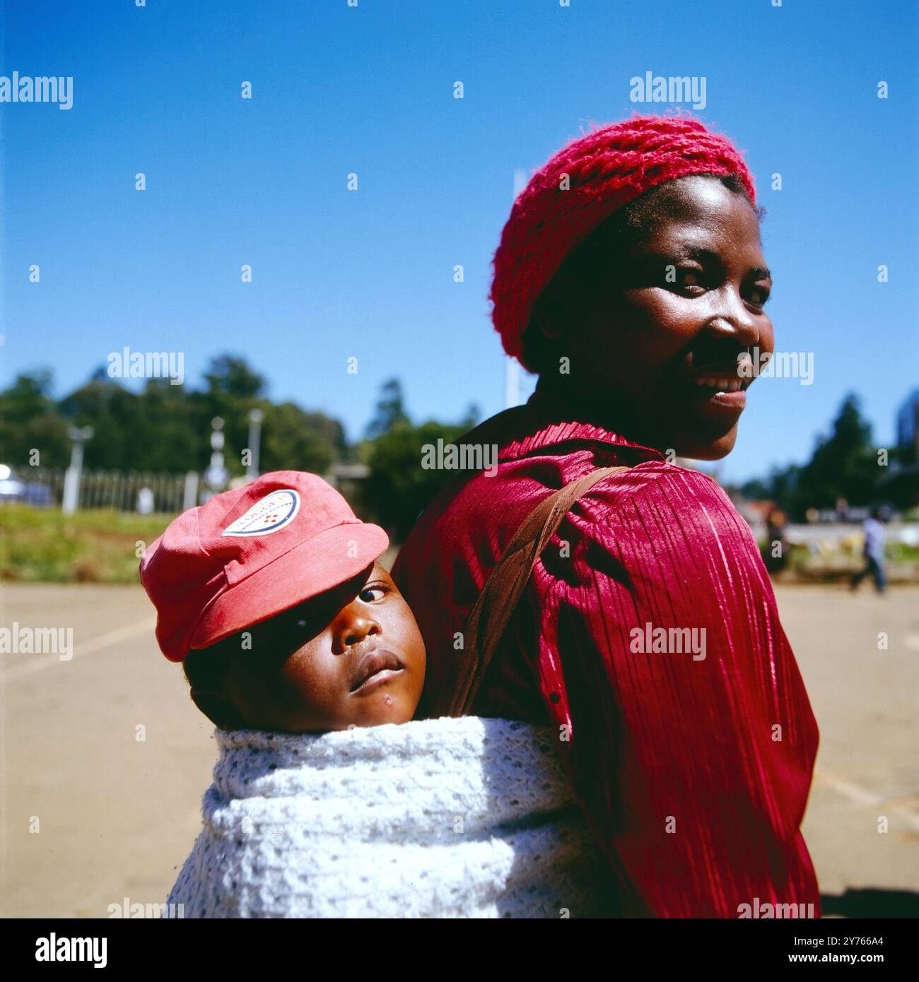 Mutter mit Kind in Mbabane, Eswatini (bis 2018 Swaziland) um 1984. Banque D'Images