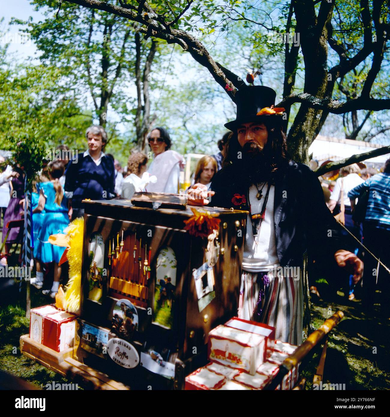 Drehleierspieler auf dem Töpfermarkt in Dissen, Bayern um 1985. Banque D'Images