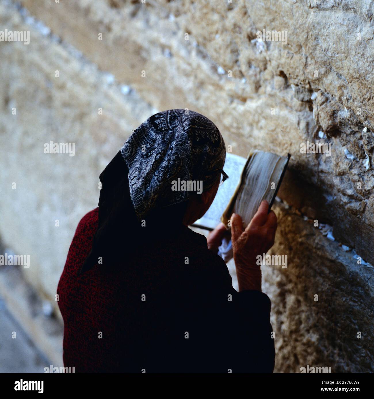 Frau an der Klagemauer à Jérusalem, Israël um 1986. Banque D'Images