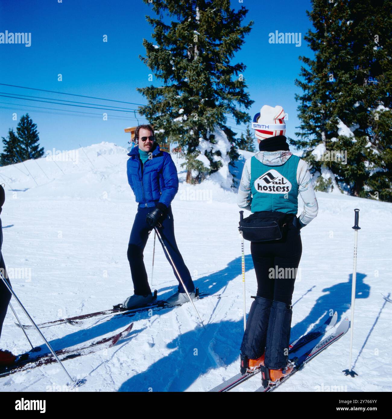 'Vail Hostess', Skilehrerin mit Touristen BEI Vail, Colorado, USA UM 1987. Banque D'Images