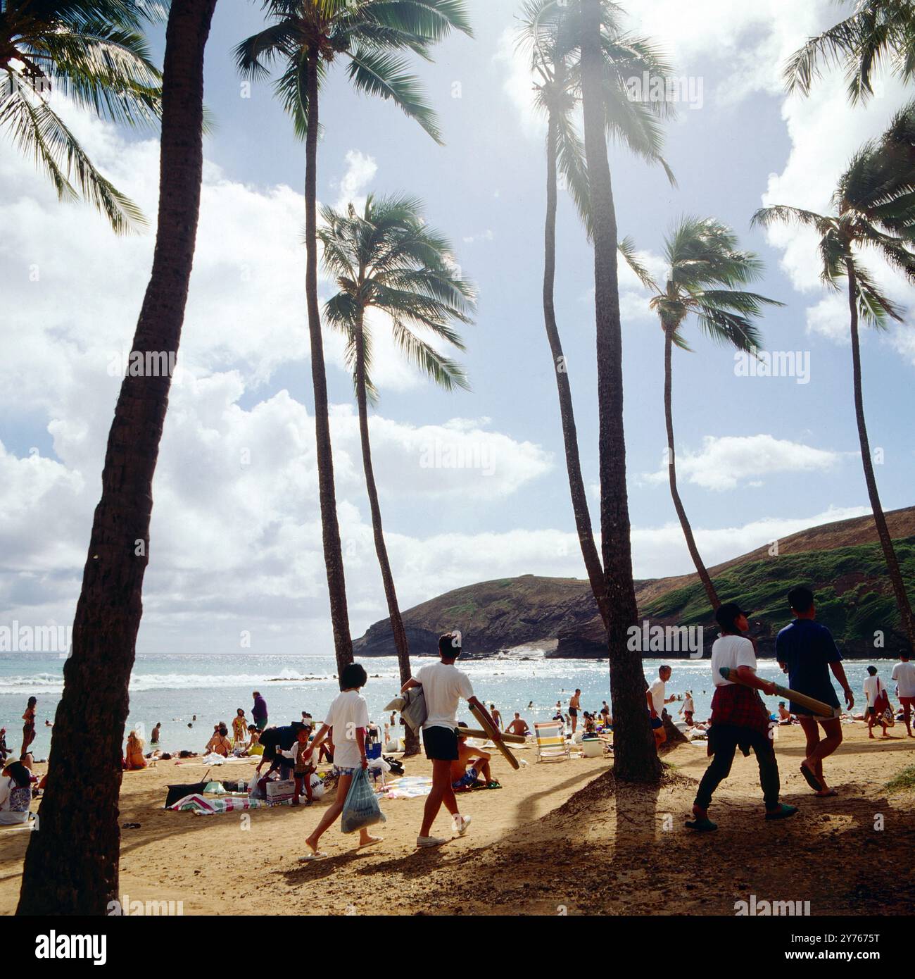 Badende im Haunauma Bay Naturreservat auf der Insel O'ahu, Hawaii, USA UM 1987. Banque D'Images
