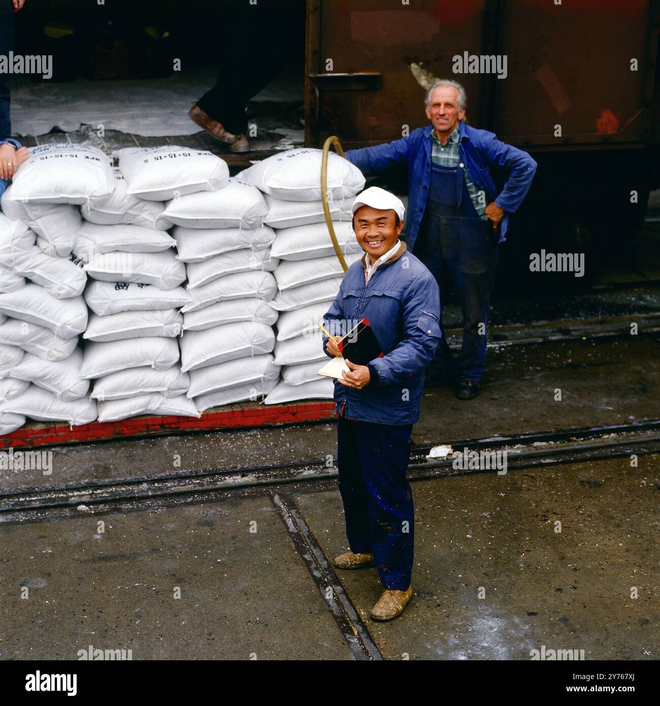 Arbeiter beim Entladen eines Zugs im Freihafen von Hamburg um 1986. Banque D'Images