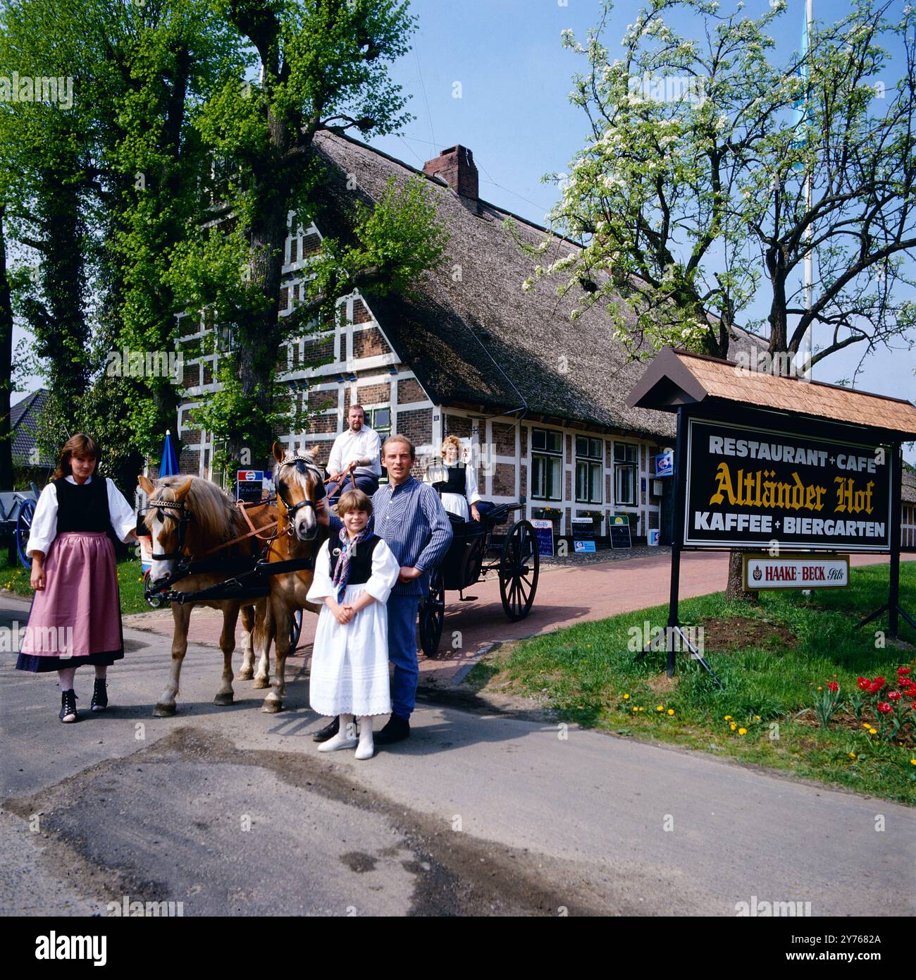 Pferdekutsche und traditionelle Kleider am Altländer Hof in Jork, der 2011 komplett niedergebrannt ist, Niedersachsen um 1986. Banque D'Images