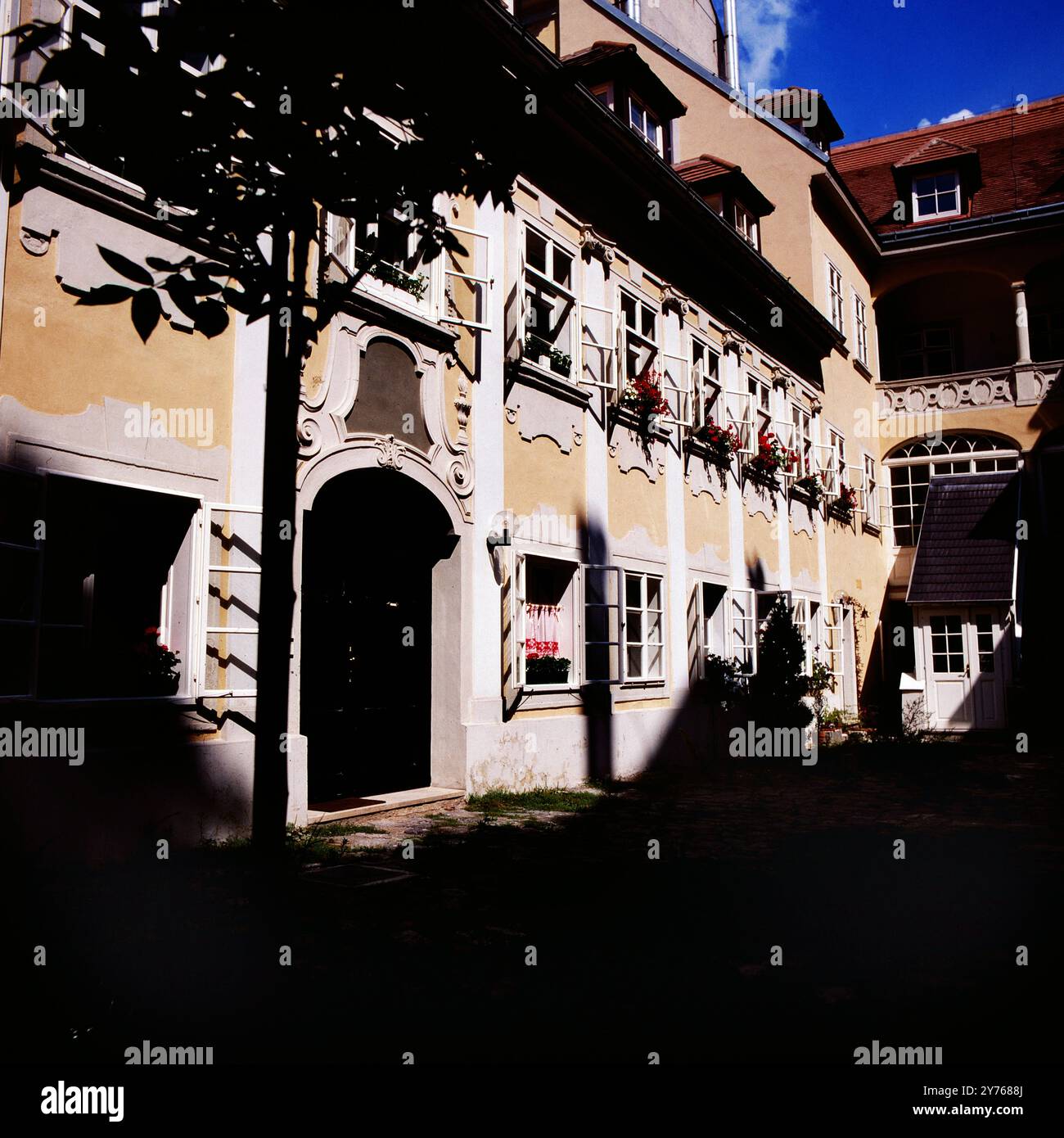 Innenhof der Rokoko Apotheke der Barmherzigen Brüder in der Taborstraße in Wien, Österreich um 1981. Banque D'Images