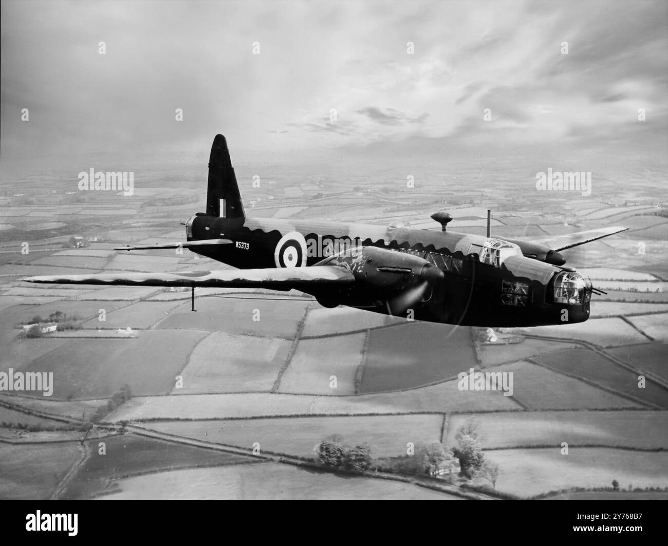 Le Vickers Wellington est un bombardier moyen bimoteur britannique à longue portée. Il a été conçu au milieu des années 1930, une caractéristique clé est sa structure de fuselage géodésique, principalement conçu par Barnes Wallis. Le Wellington a été utilisé comme bombardier de nuit dans les premières années de la seconde Guerre mondiale, jouant le rôle de l'un des principaux bombardiers utilisés par le Bomber Command. Plus tard dans la guerre, il a été remplacé par les plus gros quatre moteurs «lourds» tels que l'Avro Lancaster. Le Wellington a continué à servir tout au long de la guerre dans d'autres fonctions, en tant qu'avion anti-sous-marin avec le RAF Coastal Command. Banque D'Images