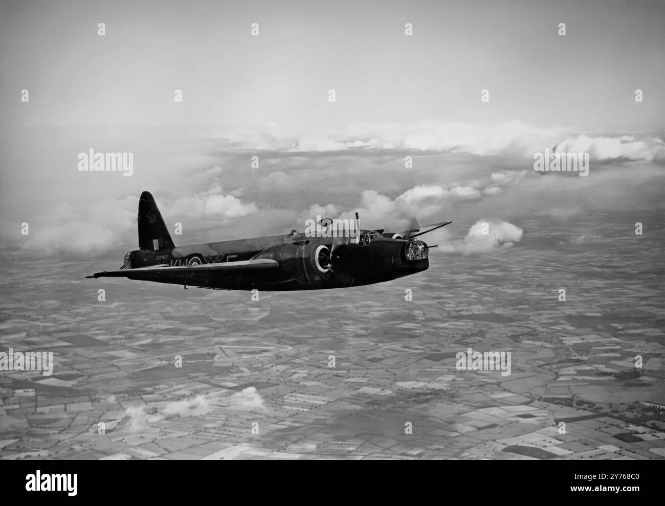 Le Vickers Wellington est un bombardier moyen bimoteur britannique à longue portée. Il a été conçu au milieu des années 1930, une caractéristique clé est sa structure de fuselage géodésique, principalement conçu par Barnes Wallis. Le Wellington a été utilisé comme bombardier de nuit dans les premières années de la seconde Guerre mondiale, jouant le rôle de l'un des principaux bombardiers utilisés par le Bomber Command. Plus tard dans la guerre, il a été remplacé par les plus gros quatre moteurs «lourds» tels que l'Avro Lancaster. Le Wellington a continué à servir tout au long de la guerre dans d'autres fonctions, en tant qu'avion anti-sous-marin avec le RAF Coastal Command. Banque D'Images