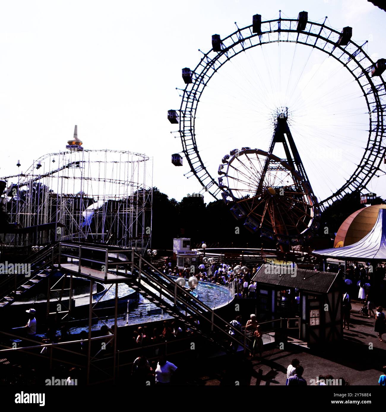 DAS Riesenrad im Vergnügungspark Prater, auch Wurstelprater, im Gegenlicht in Wien, Österreich um 1981. Banque D'Images