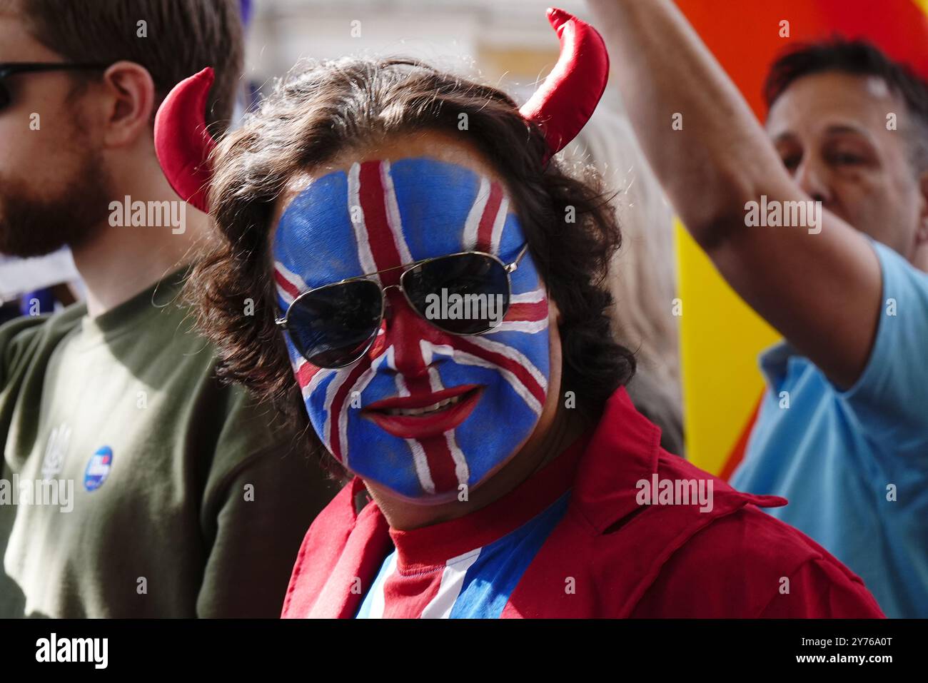 Les gens prennent part à une marche nationale pour rejoindre le centre de Londres. La manifestation est en faveur de la réintégration du Royaume-Uni dans l'Union européenne. Date de la photo : samedi 28 septembre 2024. Banque D'Images