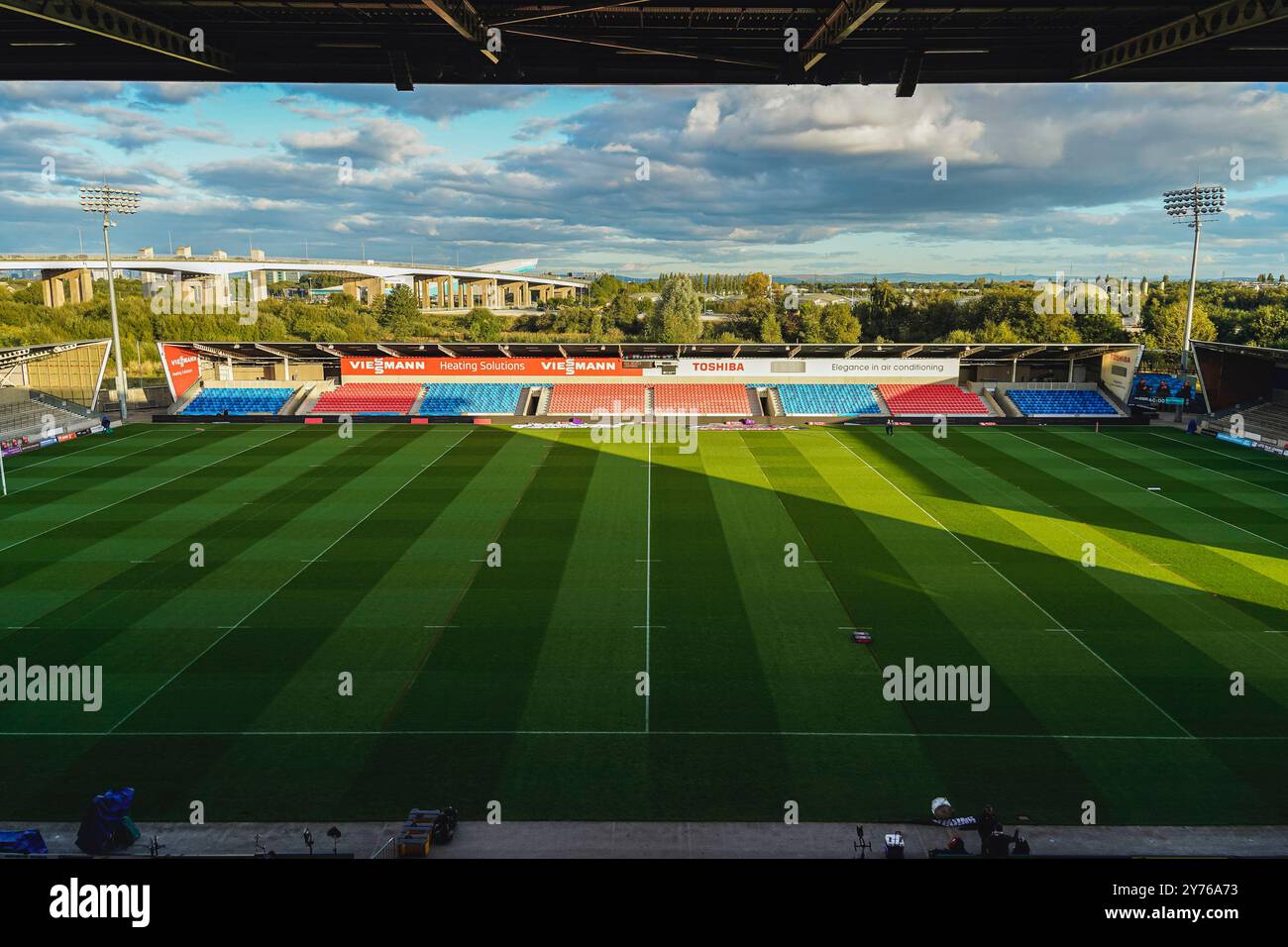 Salford, Royaume-Uni. 27 septembre 2024. Super League Rugby Playoffs 2024 : Salford Red Devils vs Leigh Leopards au Salford Community Stadium. Vue générale du stade communautaire de Salford. Crédit James Giblin/Alamy Live News. Banque D'Images Salford, Royaume-Uni. 27 septembre 2024. Super League Rugby Playoffs 2024 : Salford Red Devils vs Leigh Leopards au Salford Community Stadium. Vue générale du stade communautaire de Salford. Crédit James Giblin/Alamy Live News. Banque D'Images