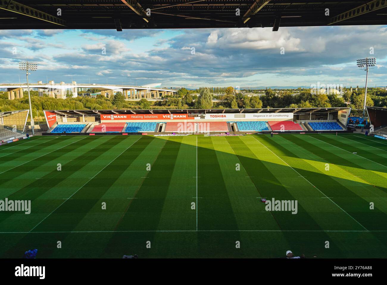 Salford, Royaume-Uni. 27 septembre 2024. Super League Rugby Playoffs 2024 : Salford Red Devils vs Leigh Leopards au Salford Community Stadium. Vue générale du stade communautaire de Salford. Crédit James Giblin/Alamy Live News. Banque D'Images Salford, Royaume-Uni. 27 septembre 2024. Super League Rugby Playoffs 2024 : Salford Red Devils vs Leigh Leopards au Salford Community Stadium. Vue générale du stade communautaire de Salford. Crédit James Giblin/Alamy Live News. Banque D'Images