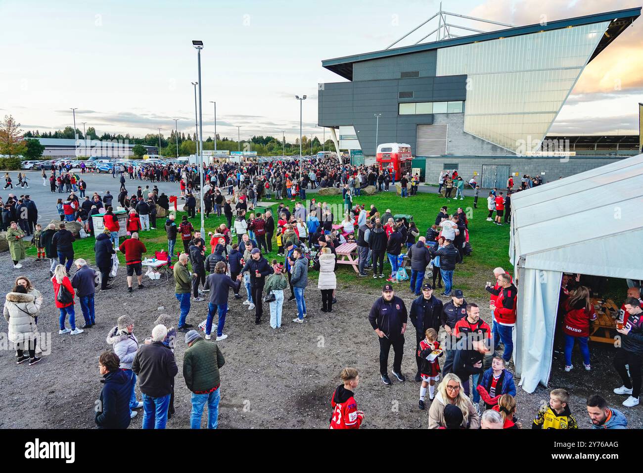 Salford, Royaume-Uni. 27 septembre 2024. Super League Rugby Playoffs 2024 : Salford Red Devils vs Leigh Leopards au Salford Community Stadium. Les fans de Salford et Leigh se rassemblent dans le parc des fans avant le match. Crédit James Giblin/Alamy Live News. Banque D'Images