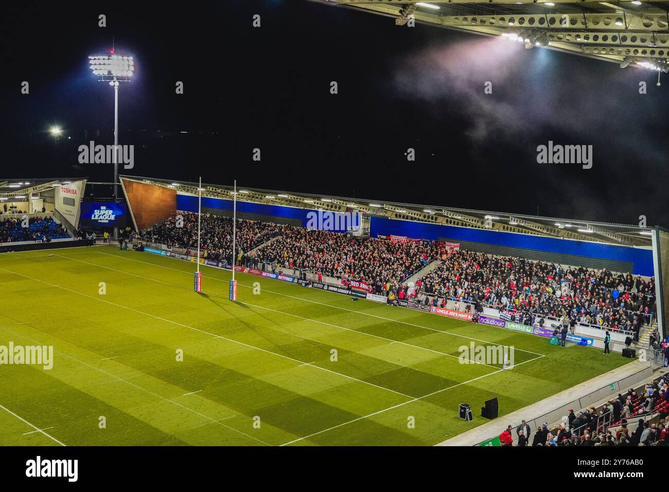 Salford, Royaume-Uni. 27 septembre 2024. Super League Rugby Playoffs 2024 : Salford Red Devils vs Leigh Leopards au Salford Community Stadium. Les fans de Salford emballent le stand derrière les poteaux avant leur match éliminatoire contre Leigh Leopards. Crédit James Giblin/Alamy Live News. Banque D'Images