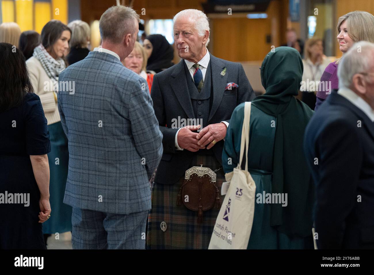 Le roi Charles III parle aux héros locaux, qui ont été nommés pour y assister par leurs MSP, à la suite d'un événement marquant le 25e anniversaire du Parlement écossais à Holyrood à Édimbourg. Date de la photo : samedi 28 septembre 2024. Banque D'Images