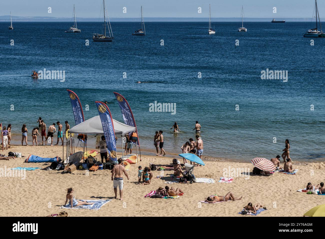 Bains de soleil à Praia da Duquesa et une tente de Paddle Surf, leçons et locations dans la ville portugaise de Cascaes, Cascais, Portugal, Europe Banque D'Images