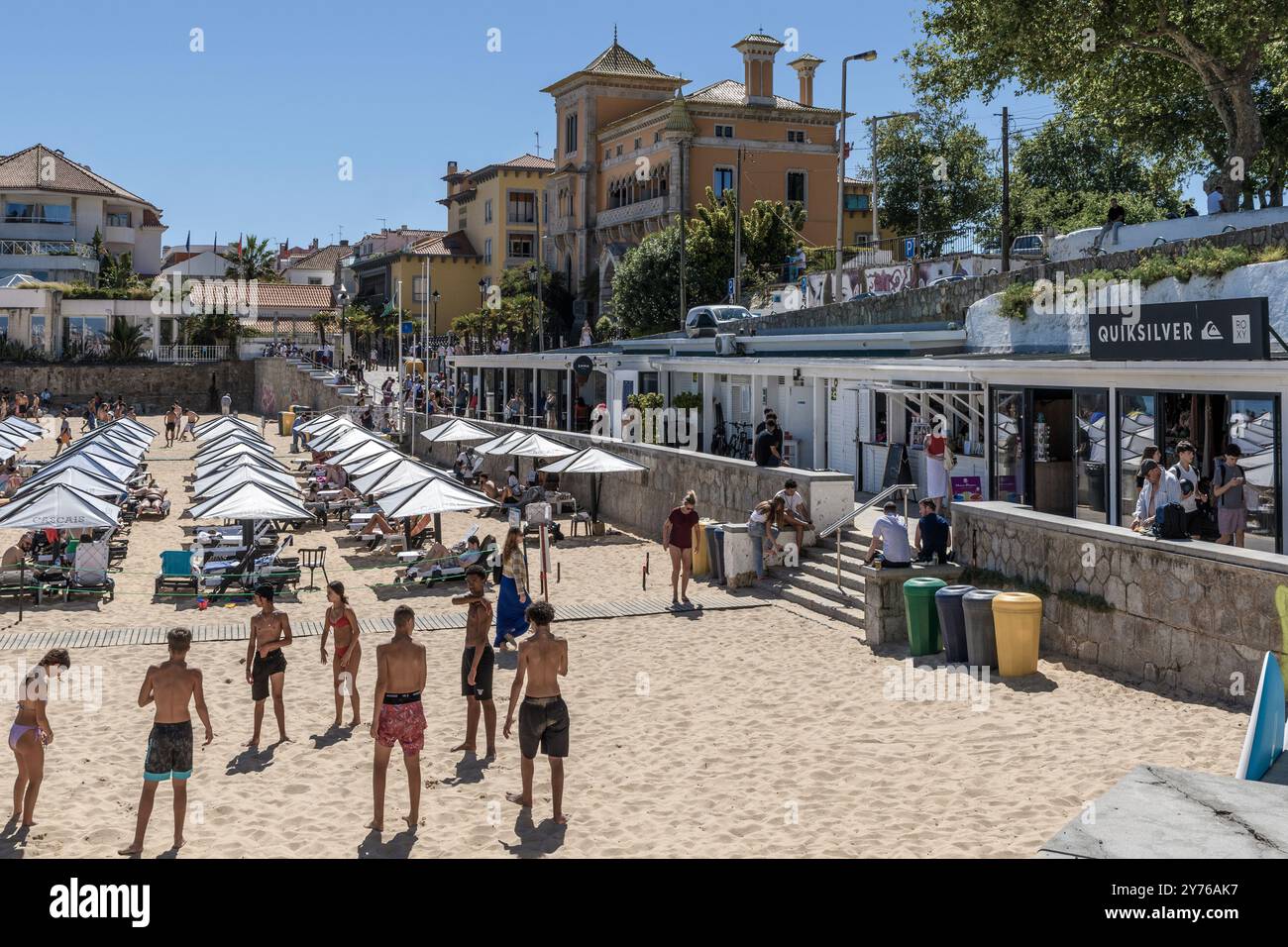 Beaucoup de baigneurs à Praia da Ribeira de Cascais plein de parasols carrés blancs dans la ville portugaise de Cascaes, dans le quartier de Lisbonne, Portugal. Banque D'Images