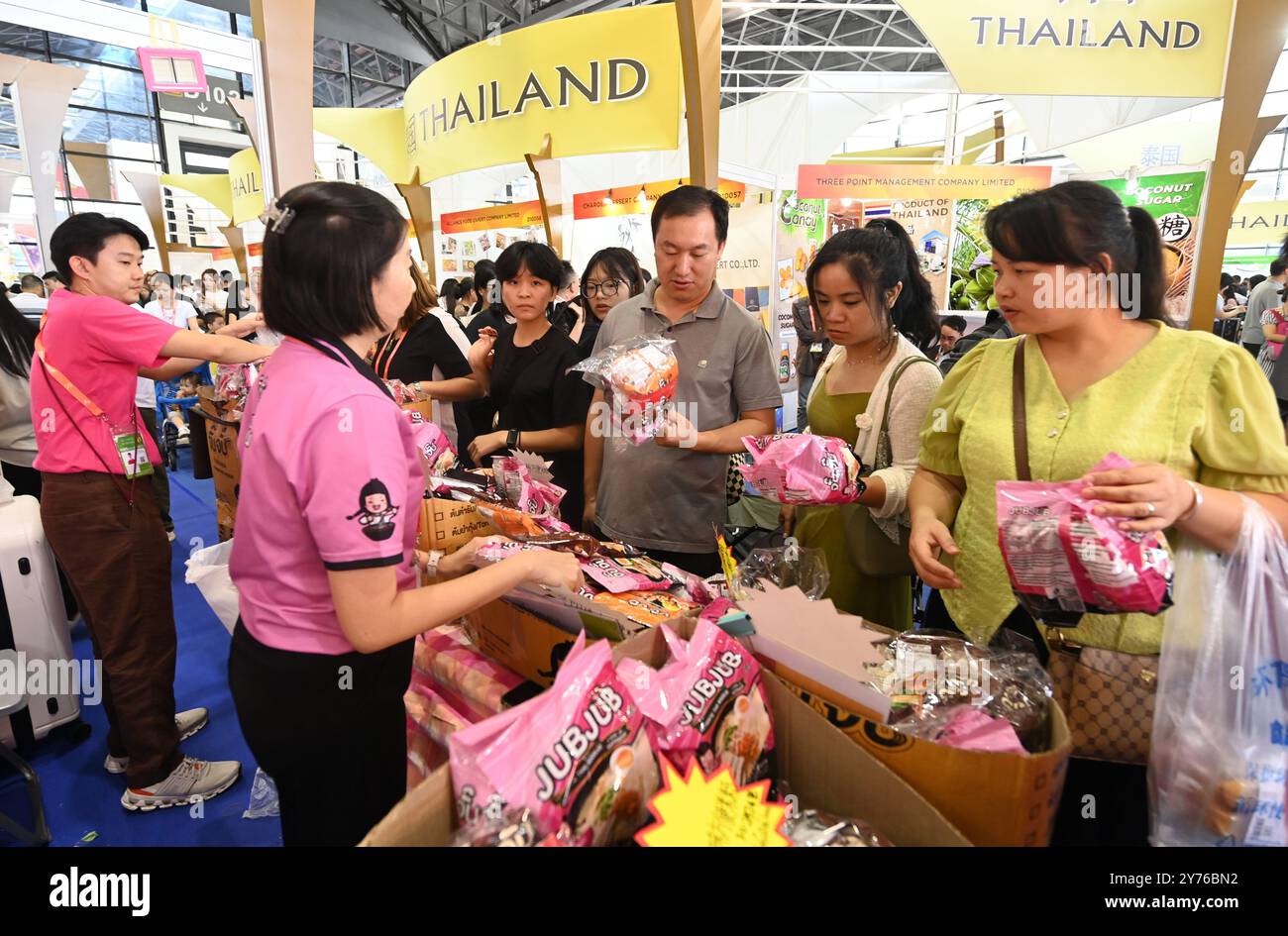 Nanning, région autonome chinoise du Guangxi Zhuang. 28 septembre 2024. Les visiteurs achètent des produits de Thaïlande lors de la 21ème exposition Chine-ASEAN au Centre international de congrès et d'exposition de Nanning à Nanning, dans la région autonome du Guangxi Zhuang du sud de la Chine, le 28 septembre 2024. Les produits des pays de l'Association des Nations de l'Asie du Sud-est (ASEAN), tels que les durians, les biscuits et le bois de rose, ainsi que ceux d'autres pays, y compris les saucisses russes et les peluches d'alpaga péruvien, ont connu une grande popularité lors de la 21e exposition Chine-ASEAN à Nanning. Crédit : lu Boan/Xinhua/Alamy Live News Banque D'Images